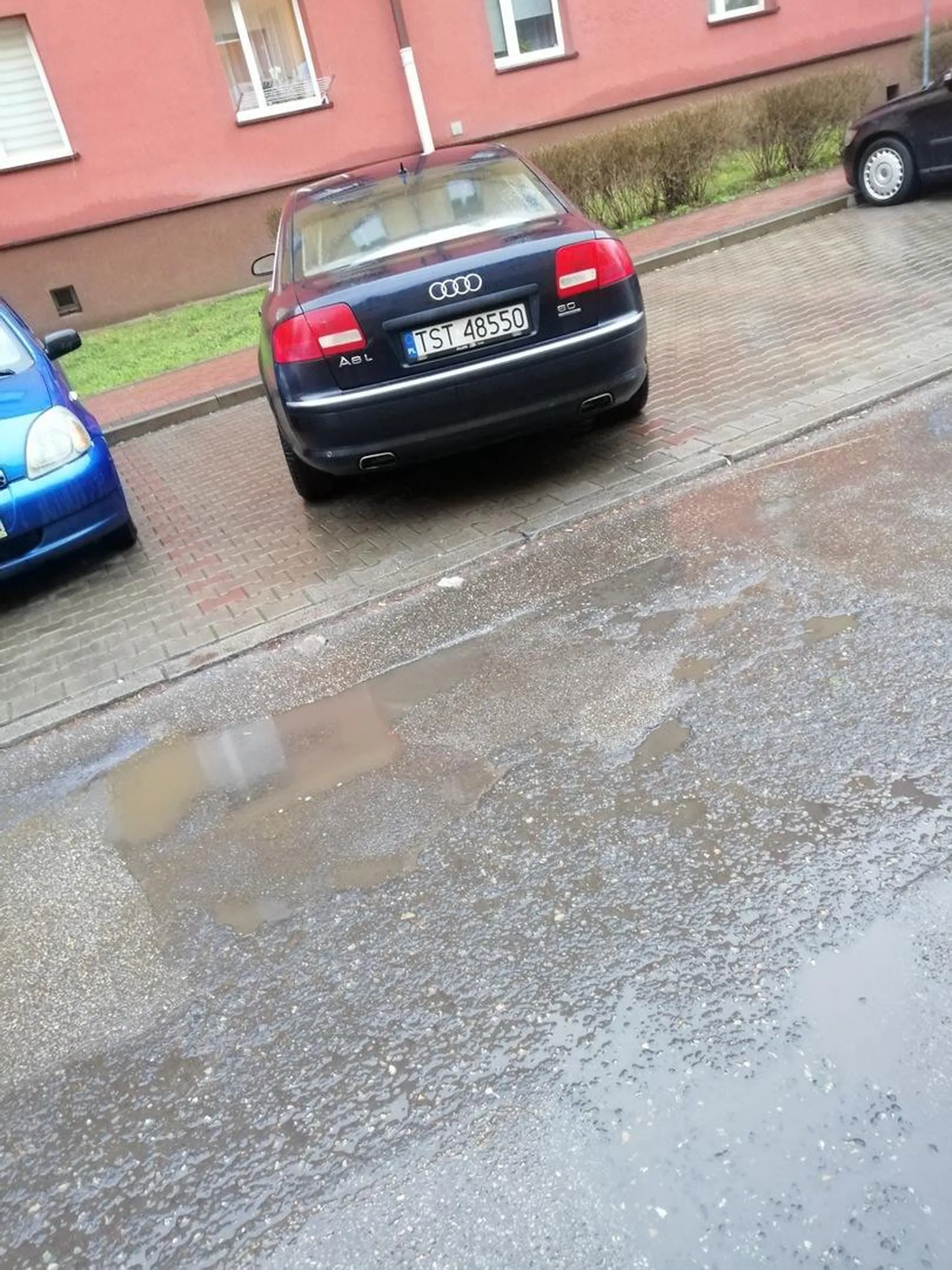 Mistrz parkowania, szkoda że nie na 3 miejscach. Chociaż wóz fajny bo oryginalne Audi A8 W12. Zdarzenie w Dąbrowie Gorniczej.