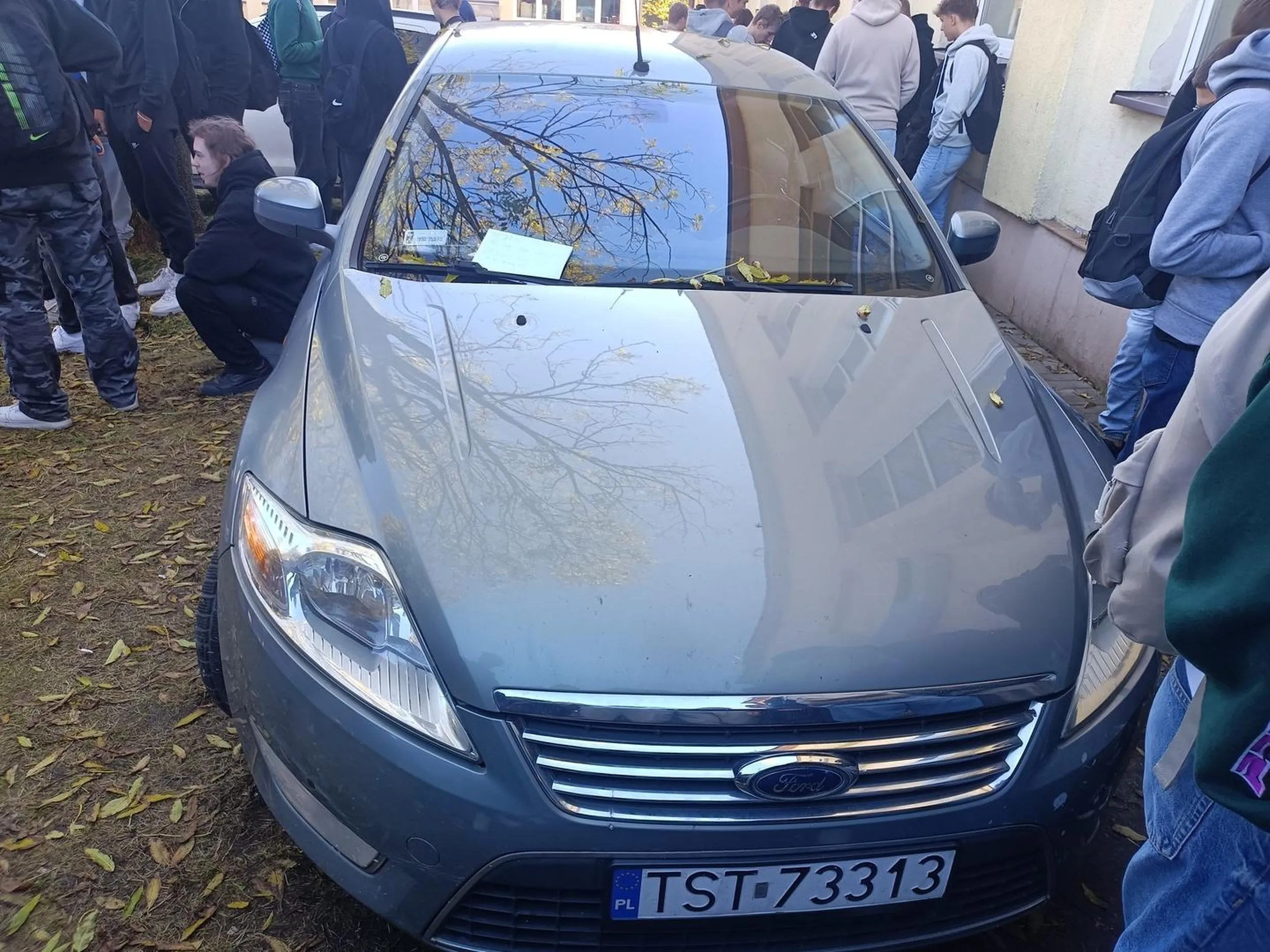 Nie staje się na trawie pacanie