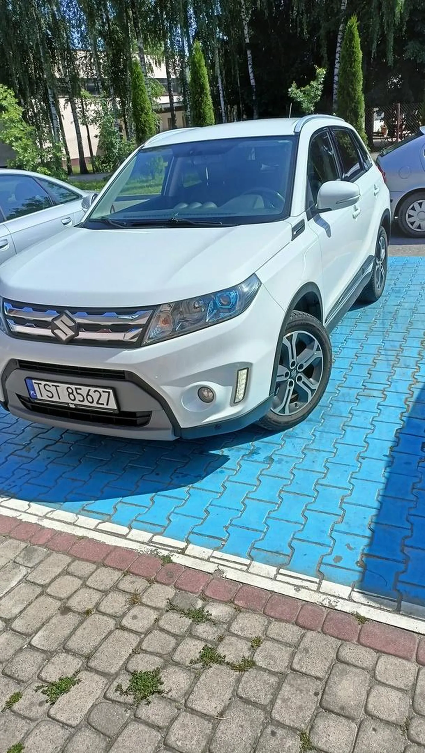 Kierowca zaparkował na miejscu dla niepełnosprawnych, co pokazuje że niepełnosprawny jest jedynie umysłowo i poszedł na zakupy zostawiając włączony silnik