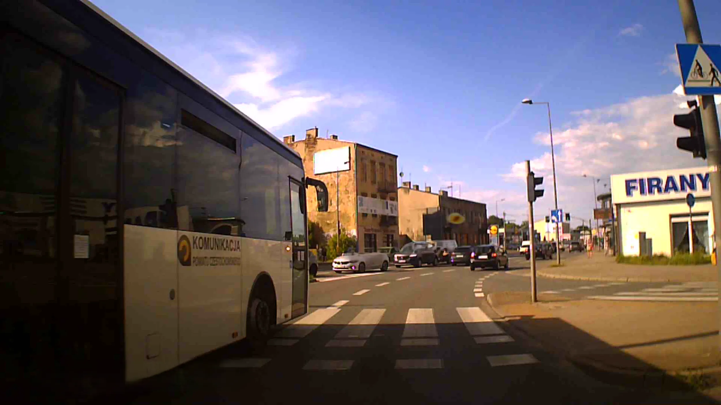 Kierowca (dziadzia) komunikacji miejskiej w Częstochowie jeździ jak na.pany. Najpierw wjechał na skrzyżowanie, gdy paliło się czerwone światło, a po chwili podczas próby zmiany pasa próbował mnie zepchnąć całkowicie z drogi!