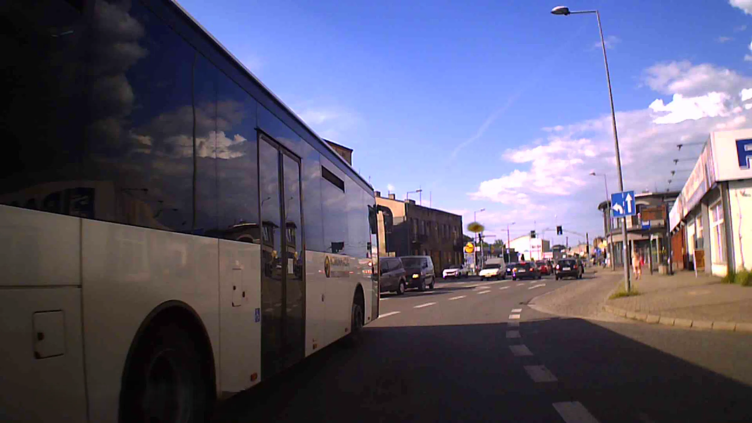 Kierowca (dziadzia) komunikacji miejskiej w Częstochowie jeździ jak na.pany. Najpierw wjechał na skrzyżowanie, gdy paliło się czerwone światło, a po chwili podczas próby zmiany pasa próbował mnie zepchnąć całkowicie z drogi!