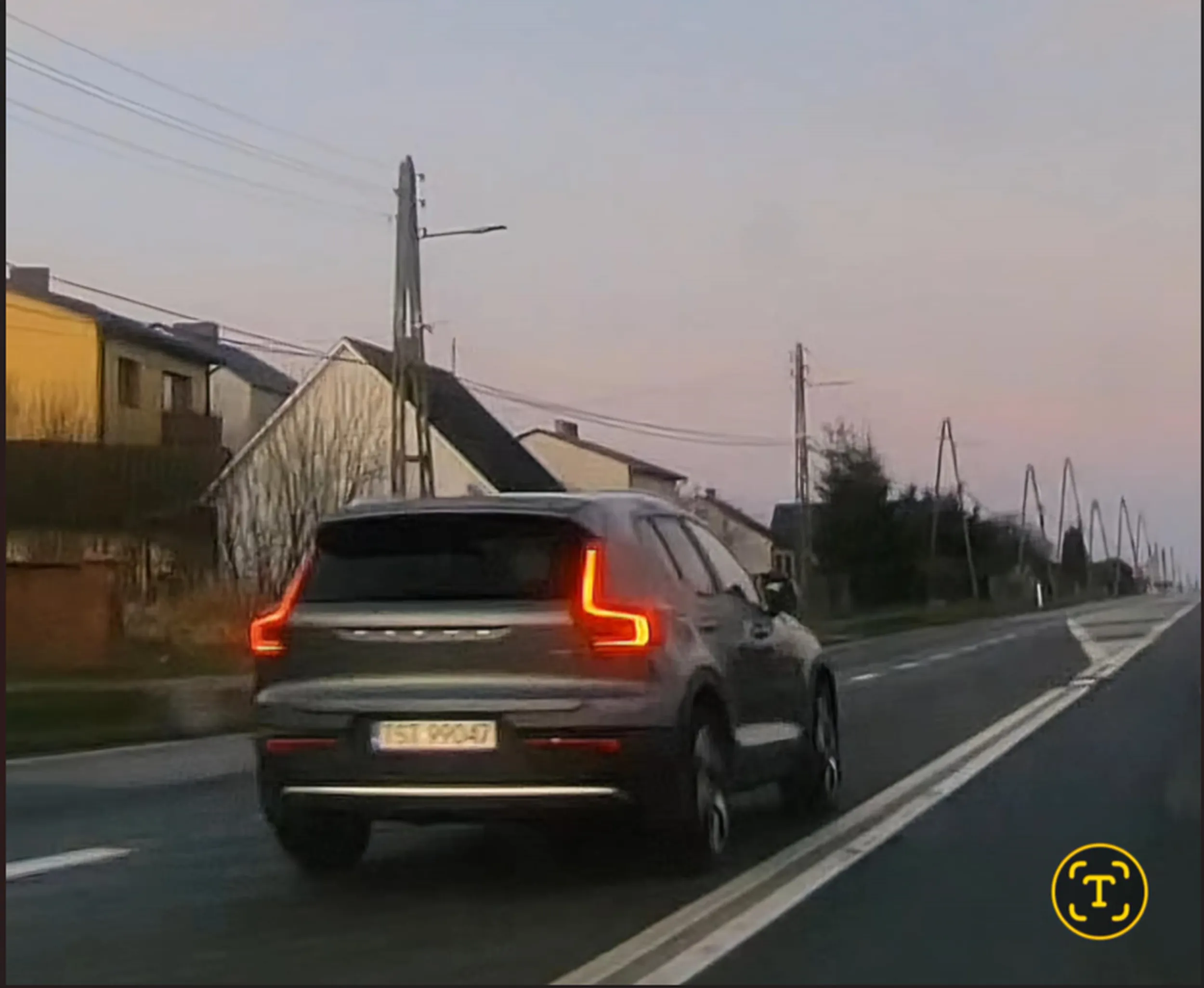 Wróć na kurs prawa jazdy, naucz się rozróżniać linie i znaki, a dopiero potem wyjeżdżaj na drogę. Wyprzedzanie na podwójnej ciągłej, wysepce i lewoskręcie. Oczywiście twój wyczyn został uwieczniony kamerą. Wcześniej mogłeś kilka razy wykonać ten manewr bezpiecznie, ale poza obszarem zabudowanym nie spieszyło Ci się tak jak w zabudowanym. Chyba jeden z tych co to bez względu na to czy obszar zabudowany czy niezabudowany jadą 80. Także bierz kodeks do łapy i wsiadaj do L-ki.