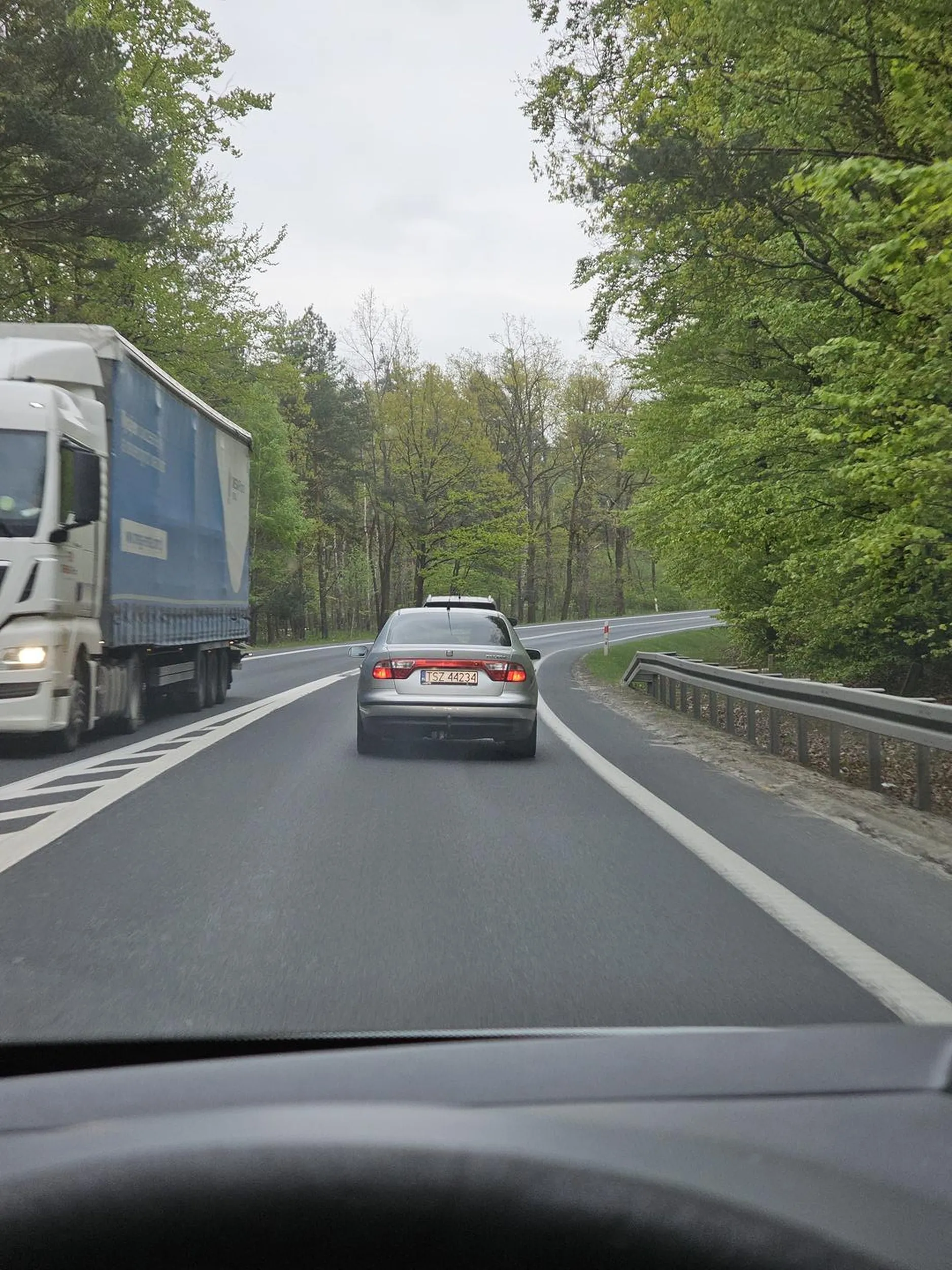 Polecam wizytę u diagnosty, żeby zabrali dowód za tak kopcące auto... Dramat, nie idzie za tym czymś jechać