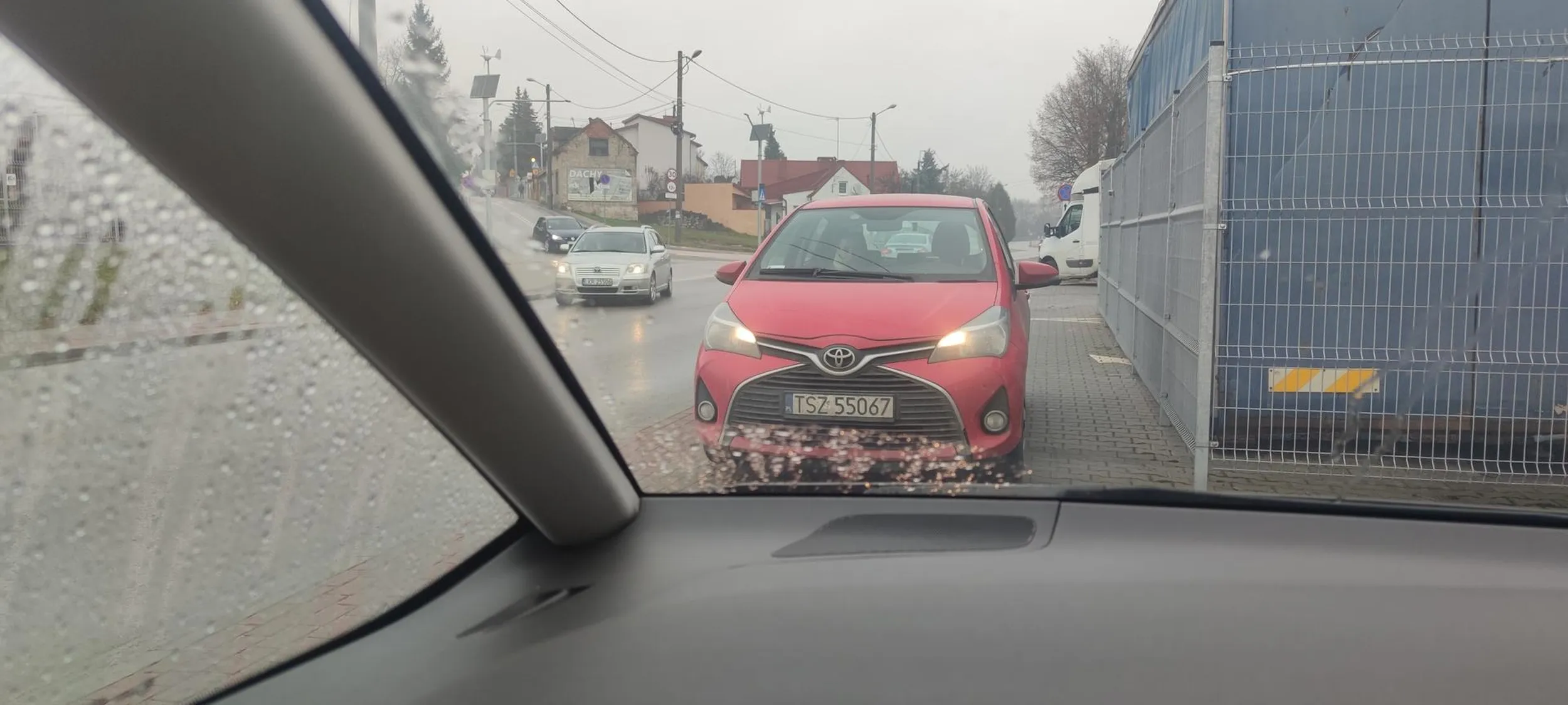 Prawo jazdy znalazł w chipsach, wjeżdża pod prąd, jeszcze ma pretensje, parkuje na chodniku i zmusza innych do zjechania z wysokiego krawężnika