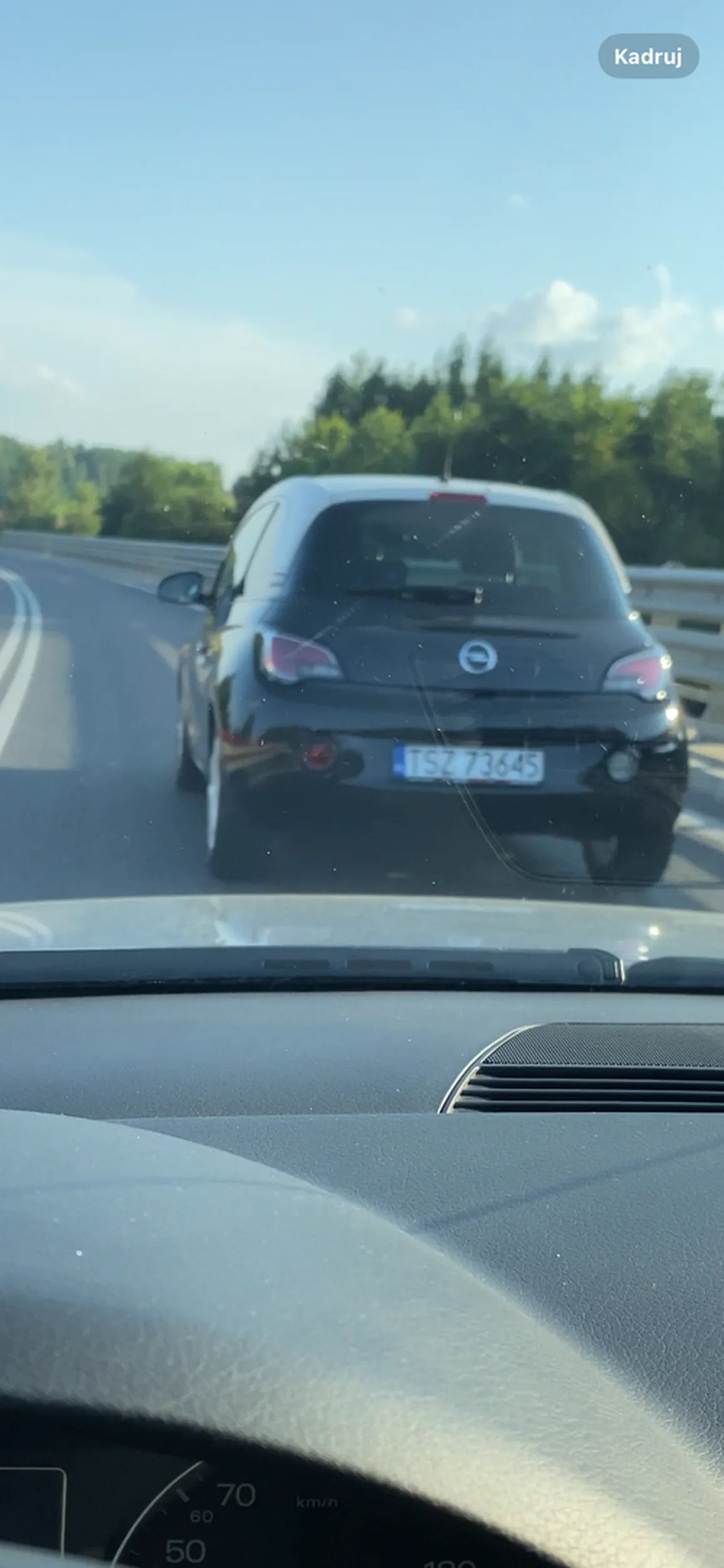 Kierowca tej osobówki na drodze z ograniczeniem do 70 porusza się z prędkością 40km/h