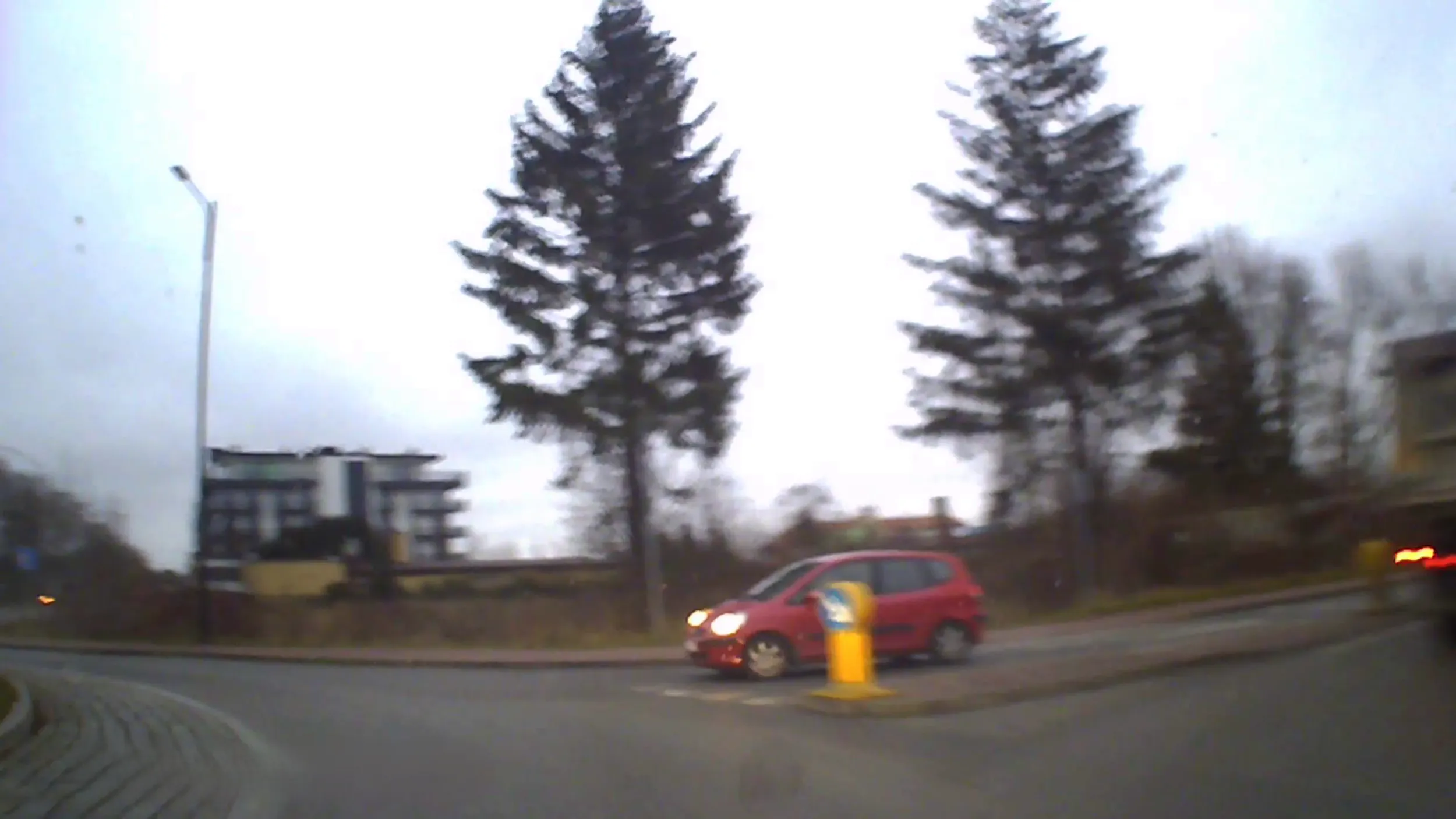 Niepoczytalna seniorka celowo wymusza pierwszeństwo przejazdu na rondzie i nawet nie przeprosi. To chyba jej nie pierwszy taki wybryk, bo klapa tylna cała pognieciona!