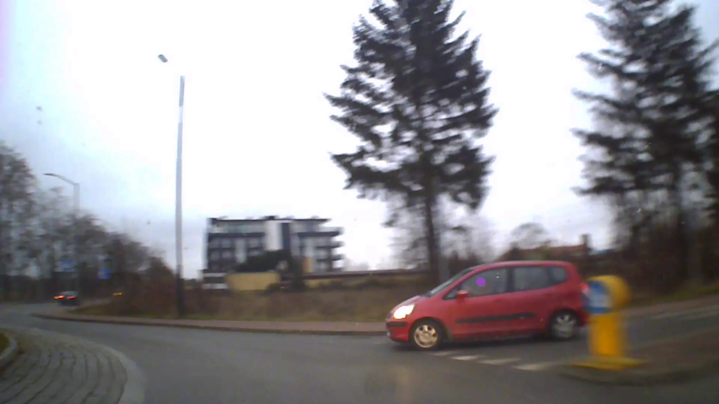 Niepoczytalna seniorka celowo wymusza pierwszeństwo przejazdu na rondzie i nawet nie przeprosi. To chyba jej nie pierwszy taki wybryk, bo klapa tylna cała pognieciona!