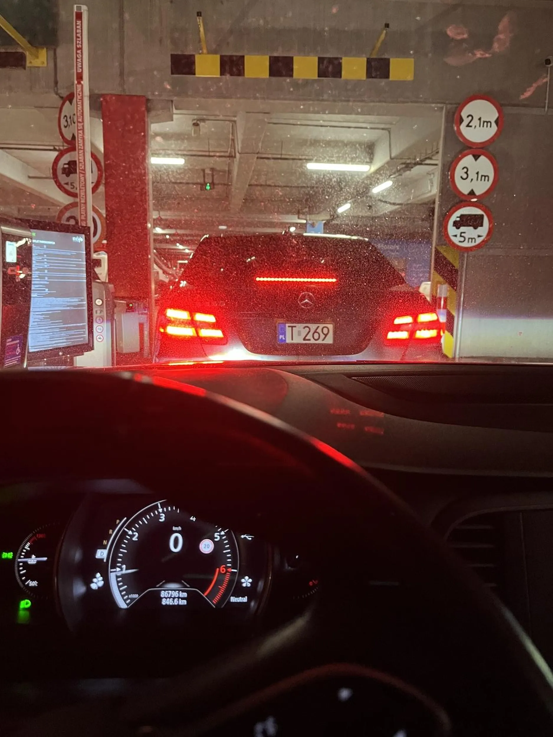 Wyprzedzanie wszystkich buspasem, zmiana pasów co 10 sekund bez kierunkowskazów.