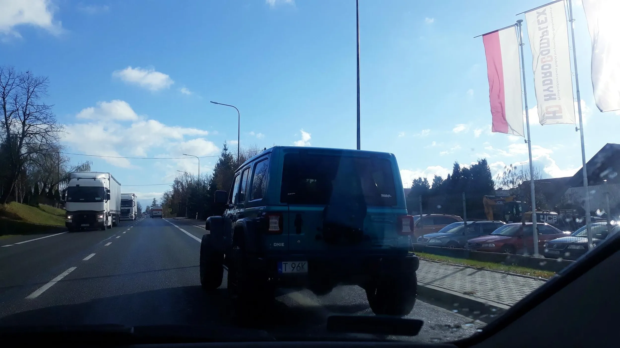 Maksymalna prędkość tego trupa to 35 - 40 km/h. W dodatku stwarza zagrożenie, bo jeździ od lewej do prawej.