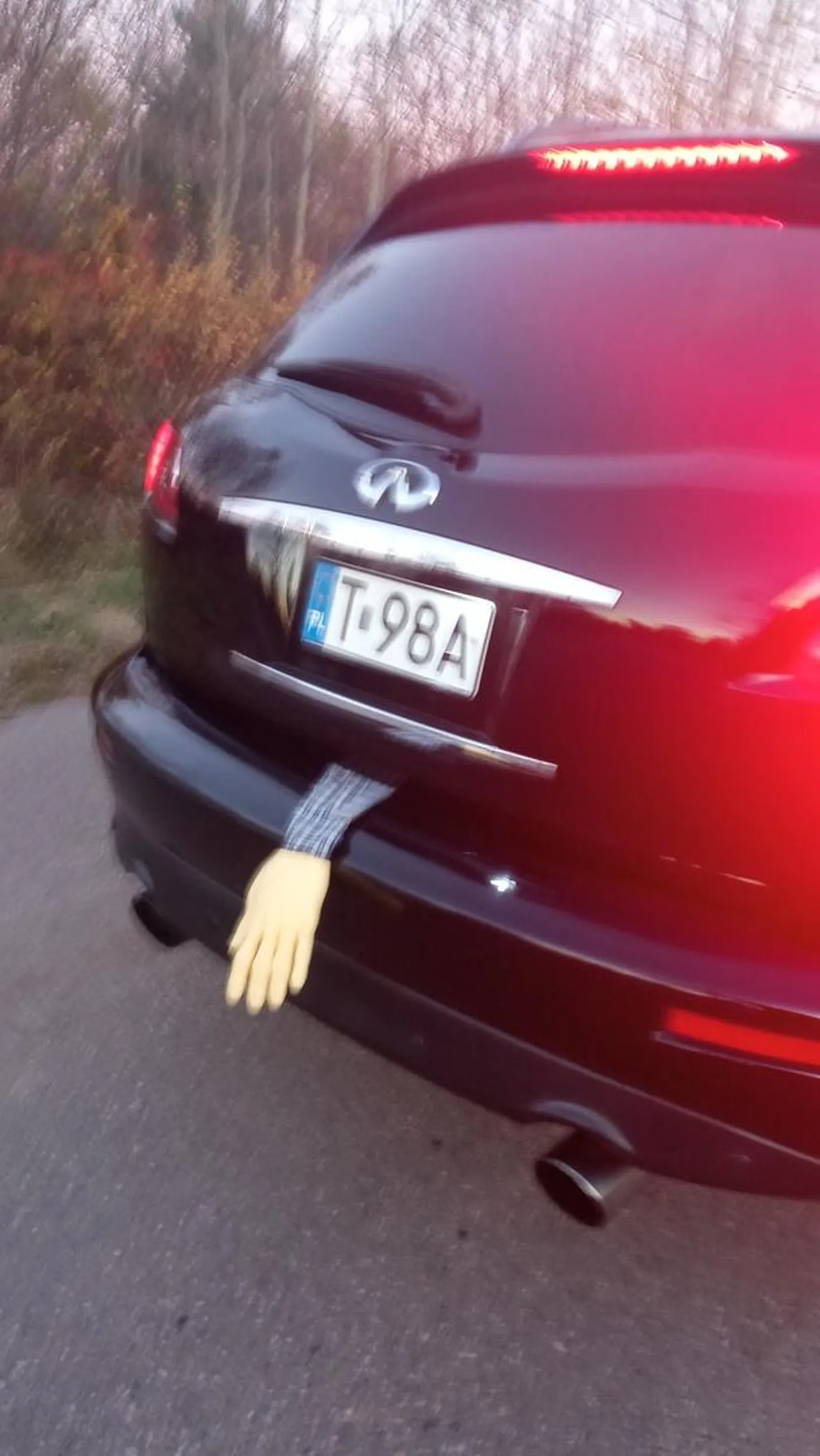 Czarne Infiniti. Bananowy patusiarz w terenie zabudowanym przy ograniczeniu do 40km/h zapiernicza w okolicach 150km/h. Gestem ręki pokazałem mu co o nim uważam to się cofnął i chciał mnie bić. Na przednim fotelu znajdowało się małe dziecko, pogratulować wzorowi ojcostwa.