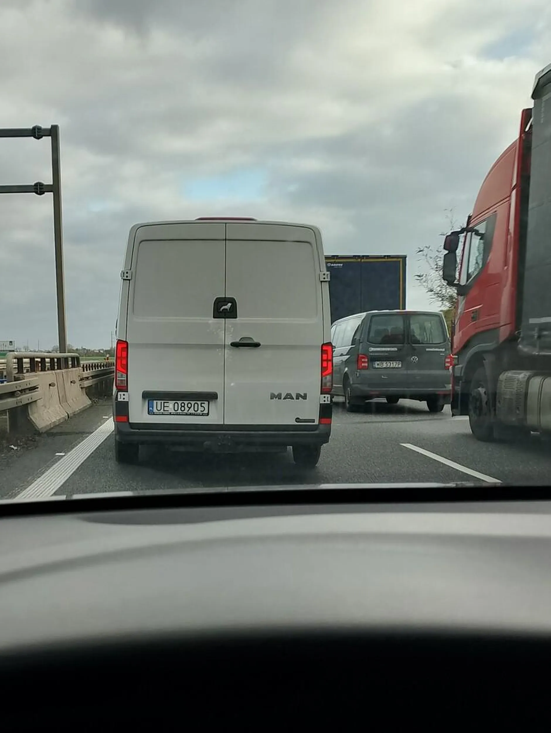 15.11.2024 Wrocław A4. Kierowca z resortu, który nie zna przepisów ruchu drogowego, mianowicie nie znający przepisu jazdy na suwak. W dodatku wjeżdżając na sąsiedni pas ruchu, zajechał drogę ciężarówce.