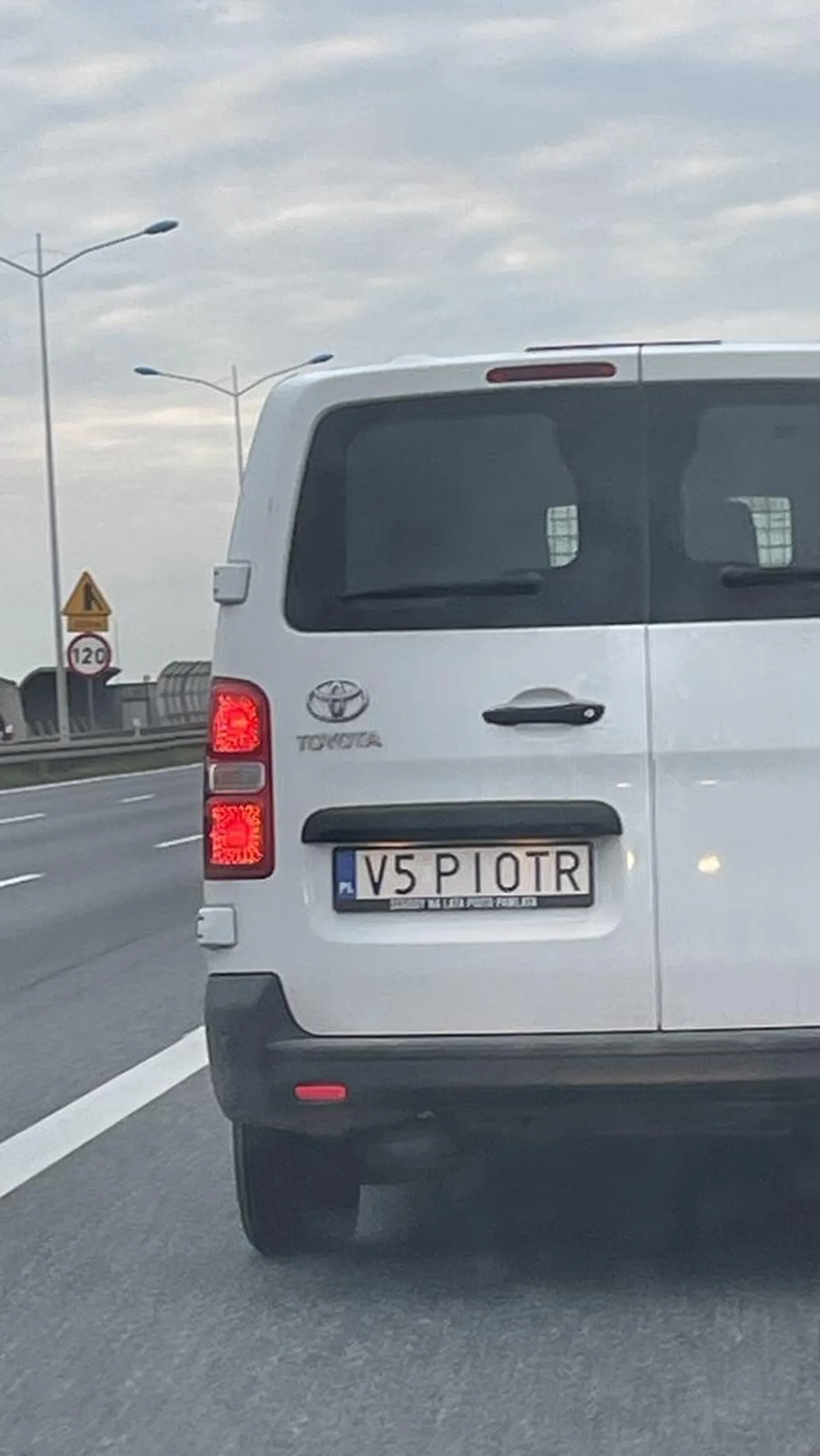 Kierowca powinien nauczyc sie jezdzic i nie wymuszać pierwszenstwa zeby ominac korek! niefajnie