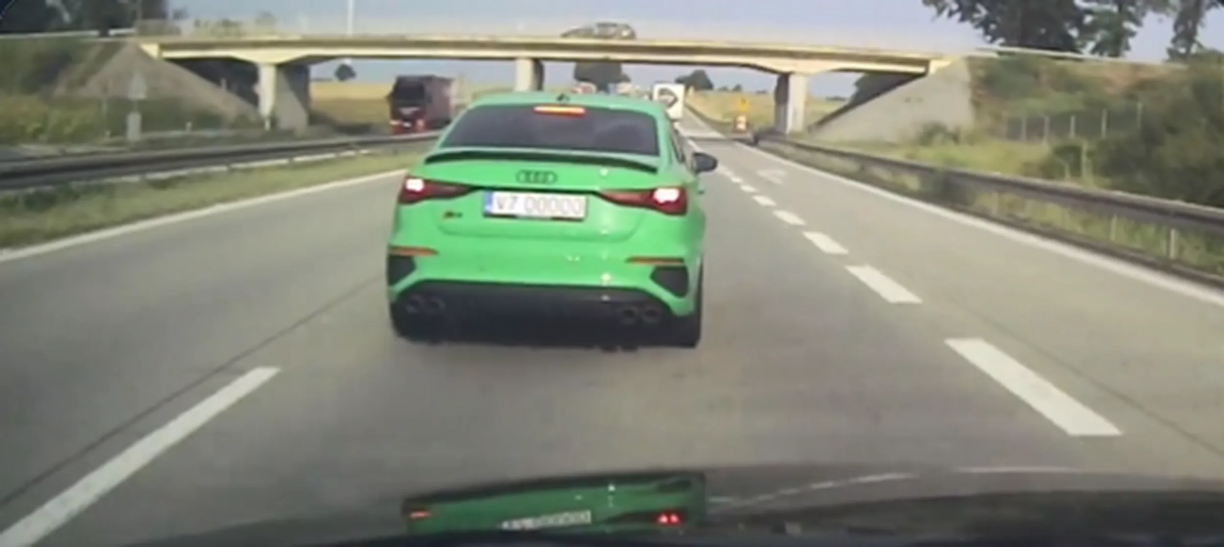 Furiat pogania długimi tylko po to żeby zaraz hamowac przed maską.