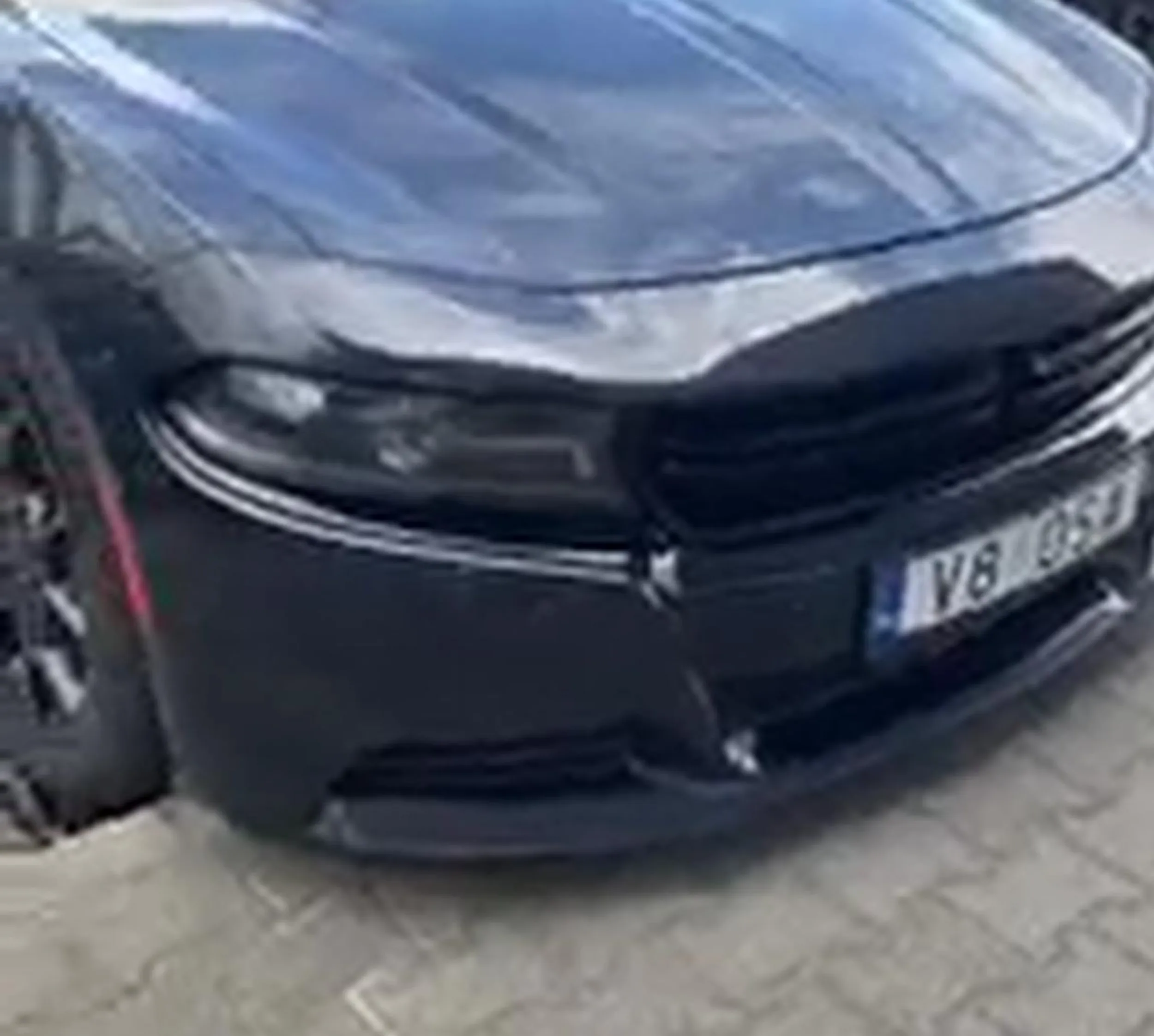 Małolat wali boki na parkingu E. Leclerc w Oleśnicy, nieomal trącając starszą kobietę. Po wyjściu z samochodu zachowuje się tak jak jeździ, ordynarnie i po chamsku. Parkowanie też wymaga poprawy.