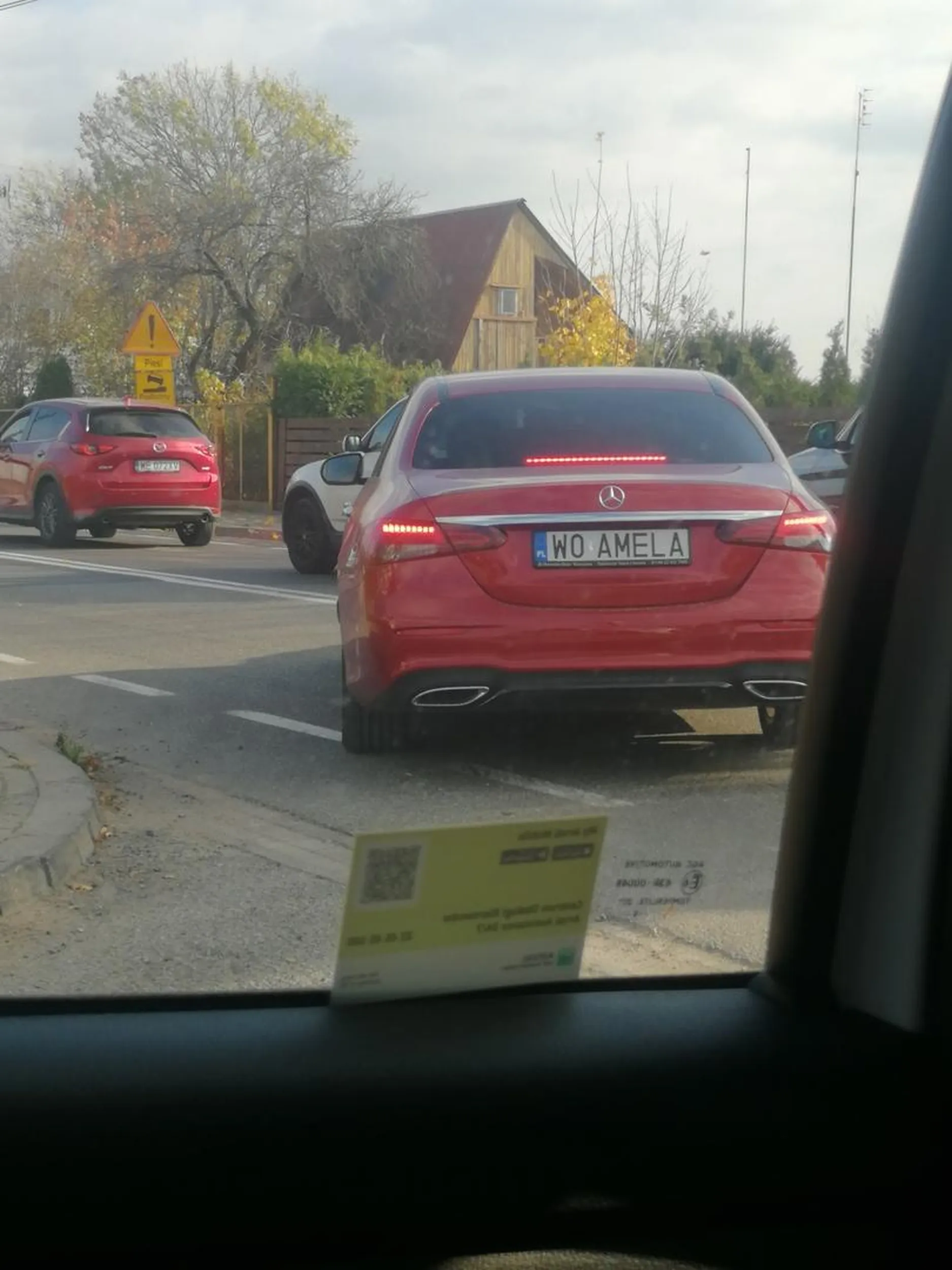 Staną pod prąd w korku skręcając w lewo wymuszając pierwszeństwo