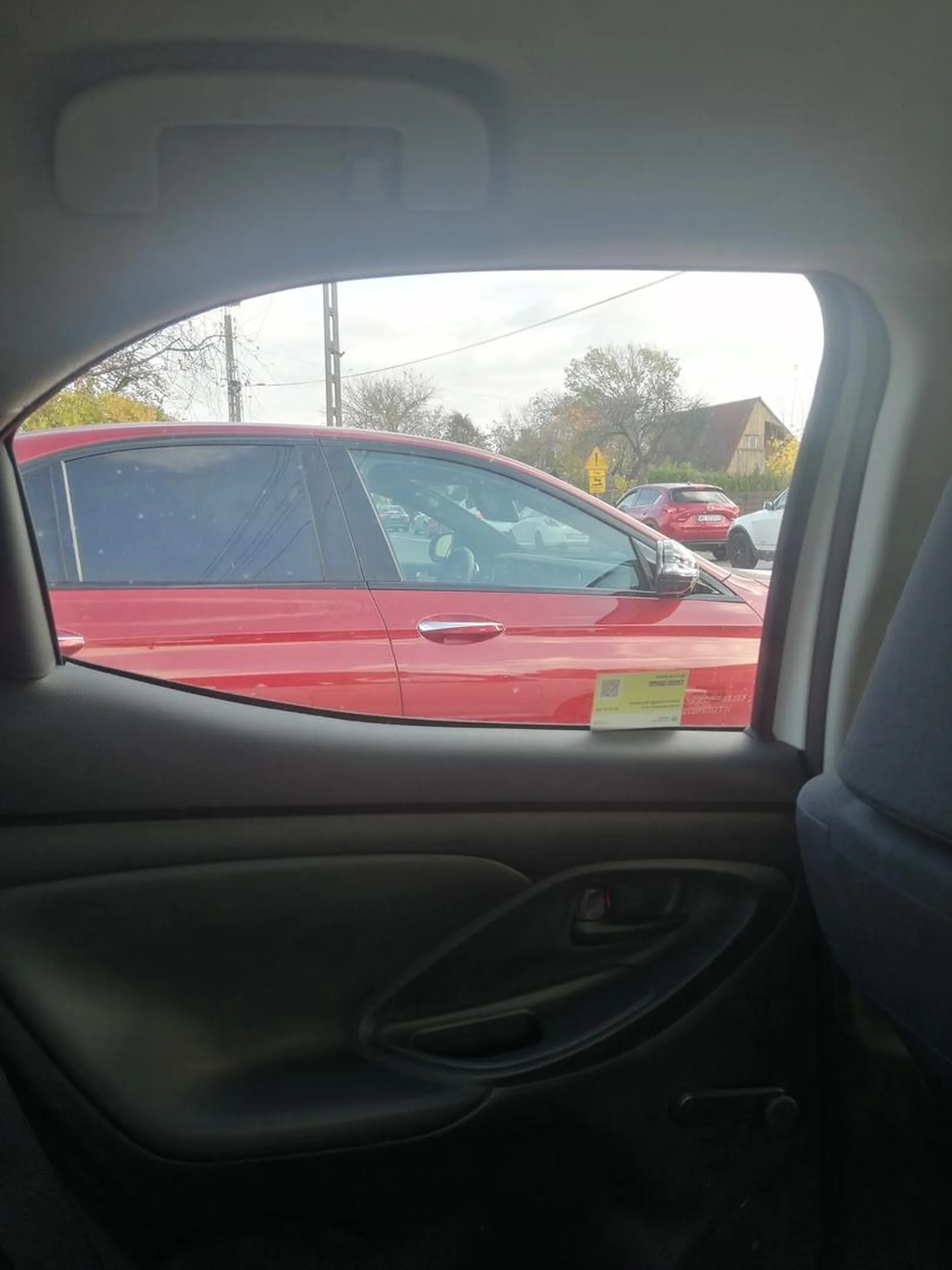 Staną pod prąd w korku skręcając w lewo wymuszając pierwszeństwo