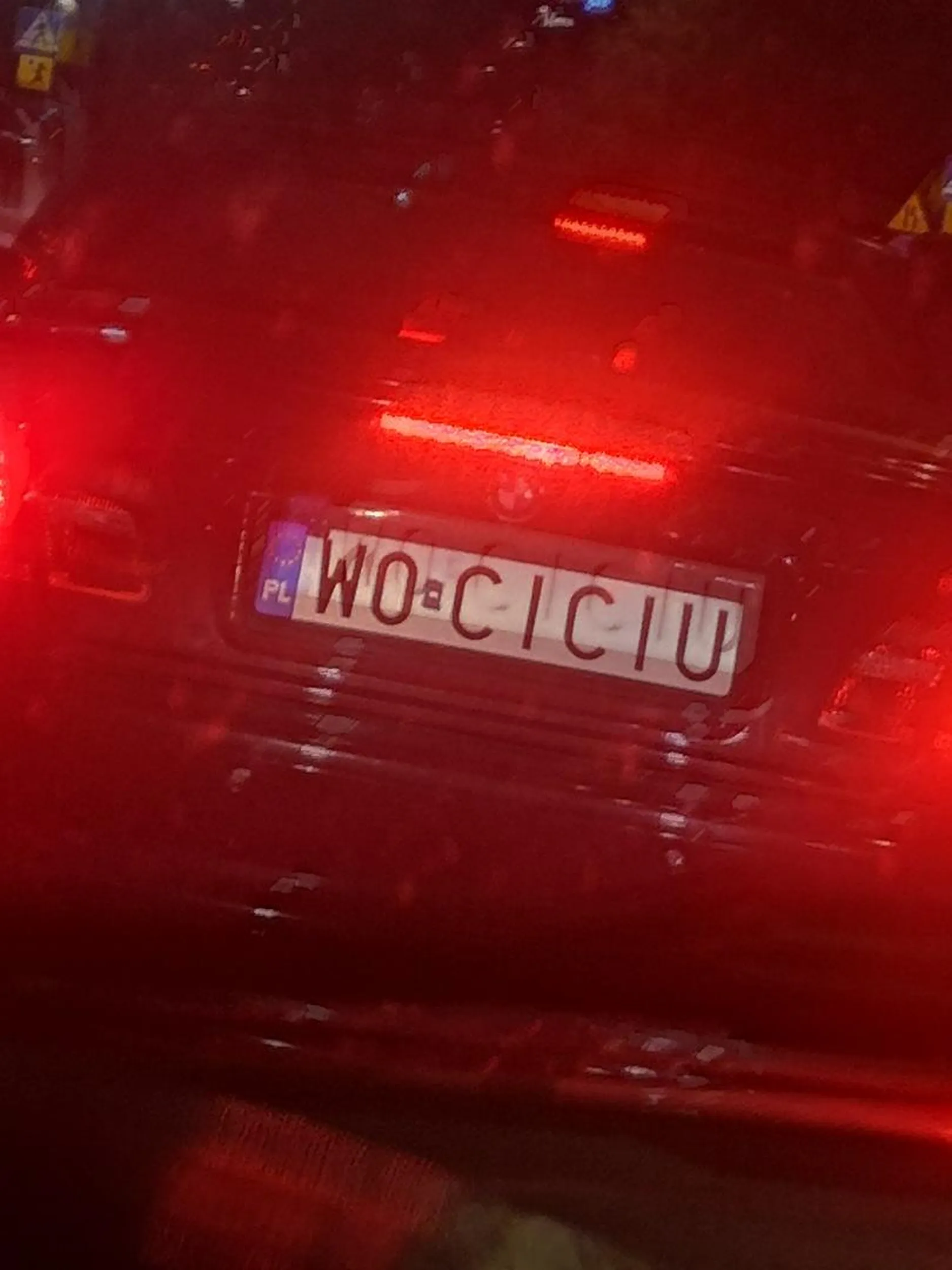 Palancie w spier****** bmw z jeszcze bardziej spier***** felga i pasażerka, zrób przysługę innym i nie wsiadaj za kierownicę zanim dojdzie do tragedii!!!!