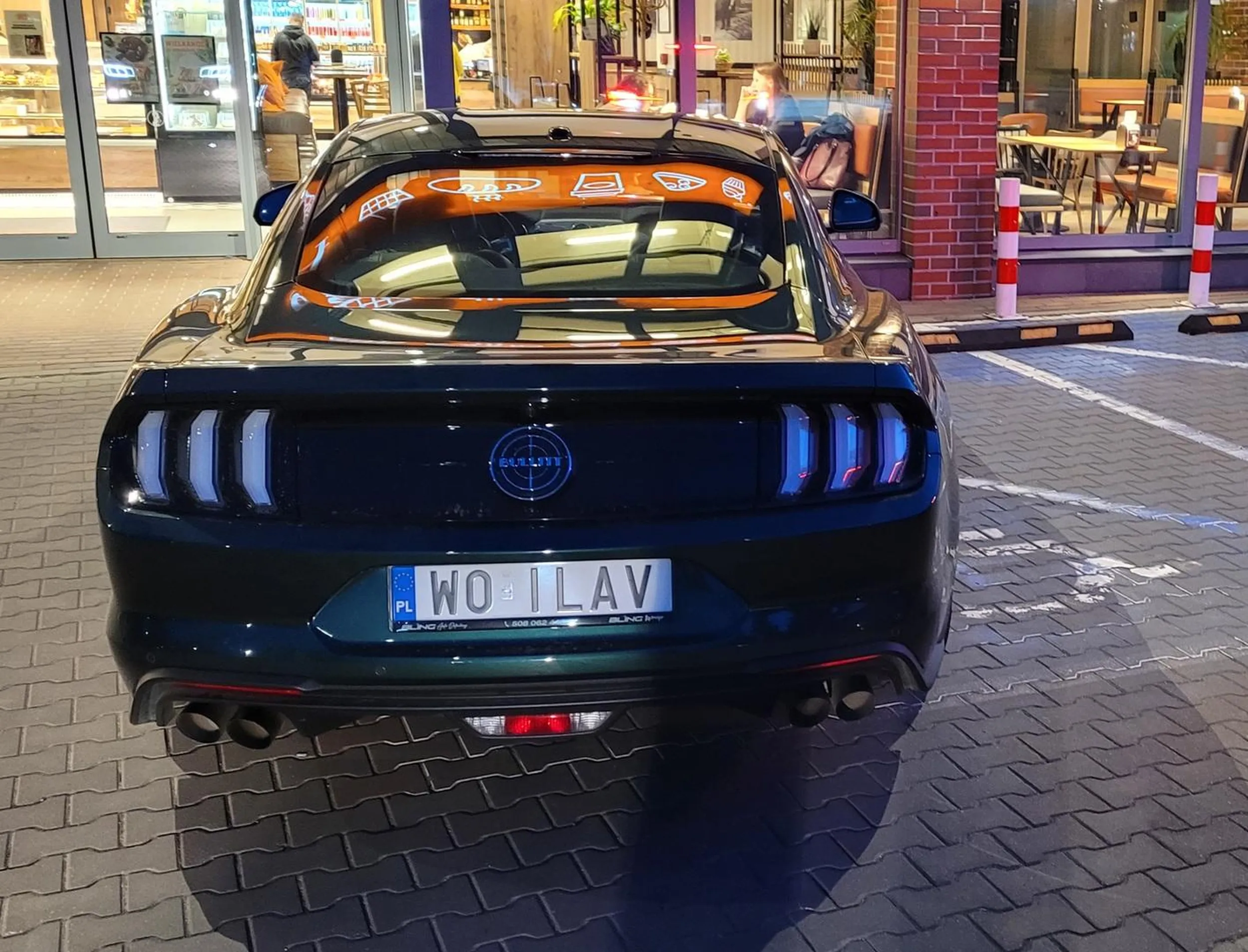 Parkowanie jak przestało dla niepełnosprawnego/ą . Parking kompletnie pusty pod Grzybkami na Okęciu. Głośne pytanie w sklepie o właściciela/kę nie przyniosło rezultatu.