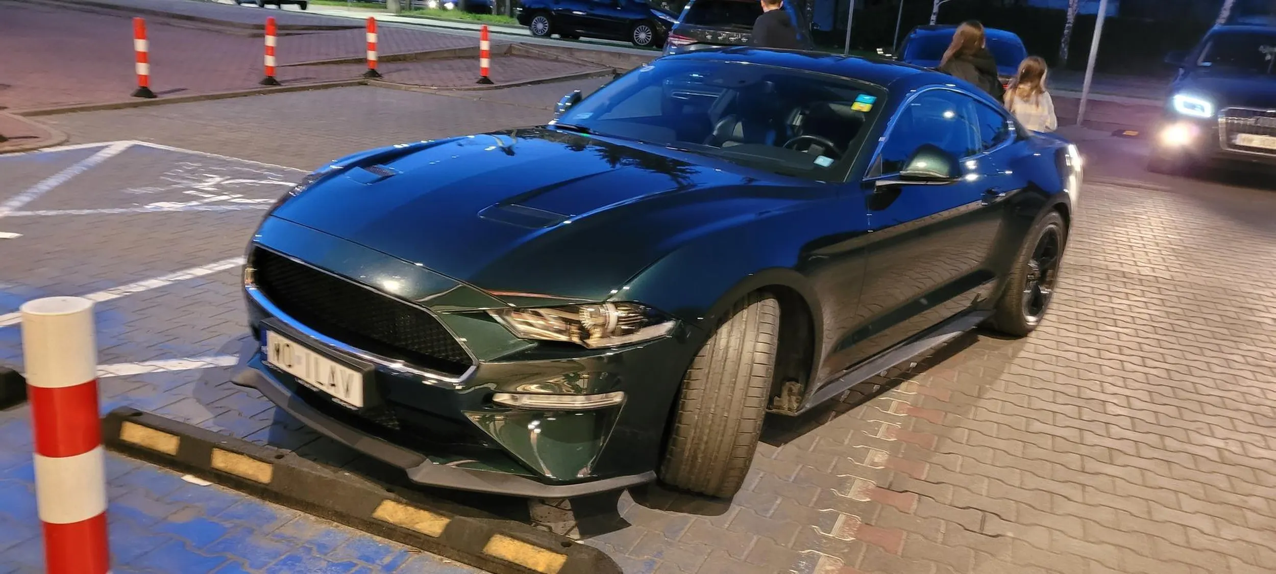 Parkowanie jak przestało dla niepełnosprawnego/ą . Parking kompletnie pusty pod Grzybkami na Okęciu. Głośne pytanie w sklepie o właściciela/kę nie przyniosło rezultatu.