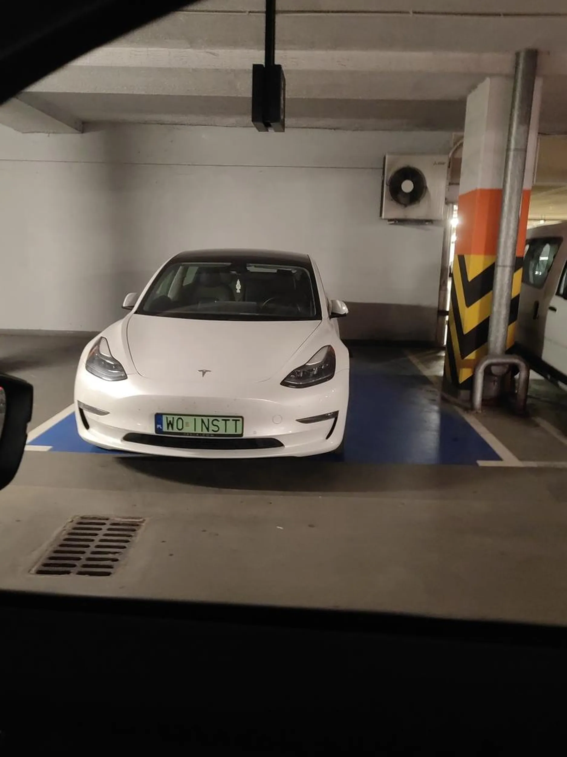 Właścicielowi chyba kolor oznakownia miejsca parkingowego się podoba pomylił. Wybrał to miejsce aby być bliżej wejścia do galerii pomimo, że było kilkanaście wolnych miejsc obok. Zdrowy byczek przyjechał na siłkę do galerii Reduta.