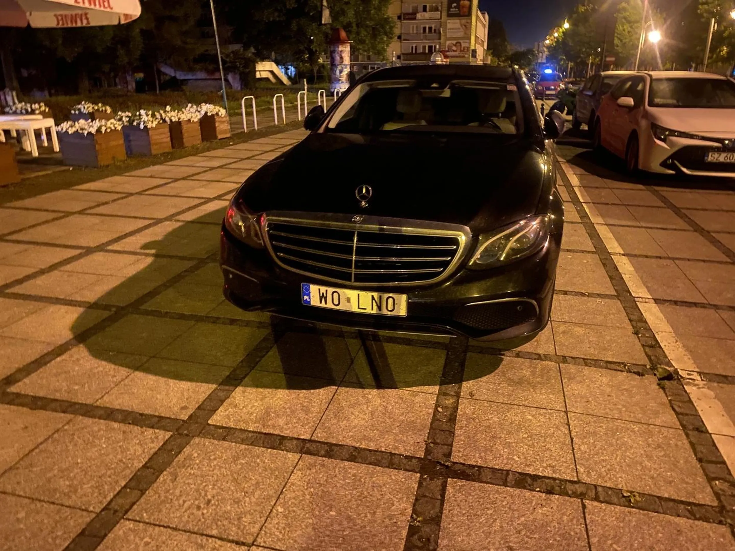 Uwaga. Jakiś świr. Szaleje i piraci. Niebezpieczny kierowca. Urządza rajd po chodniku.