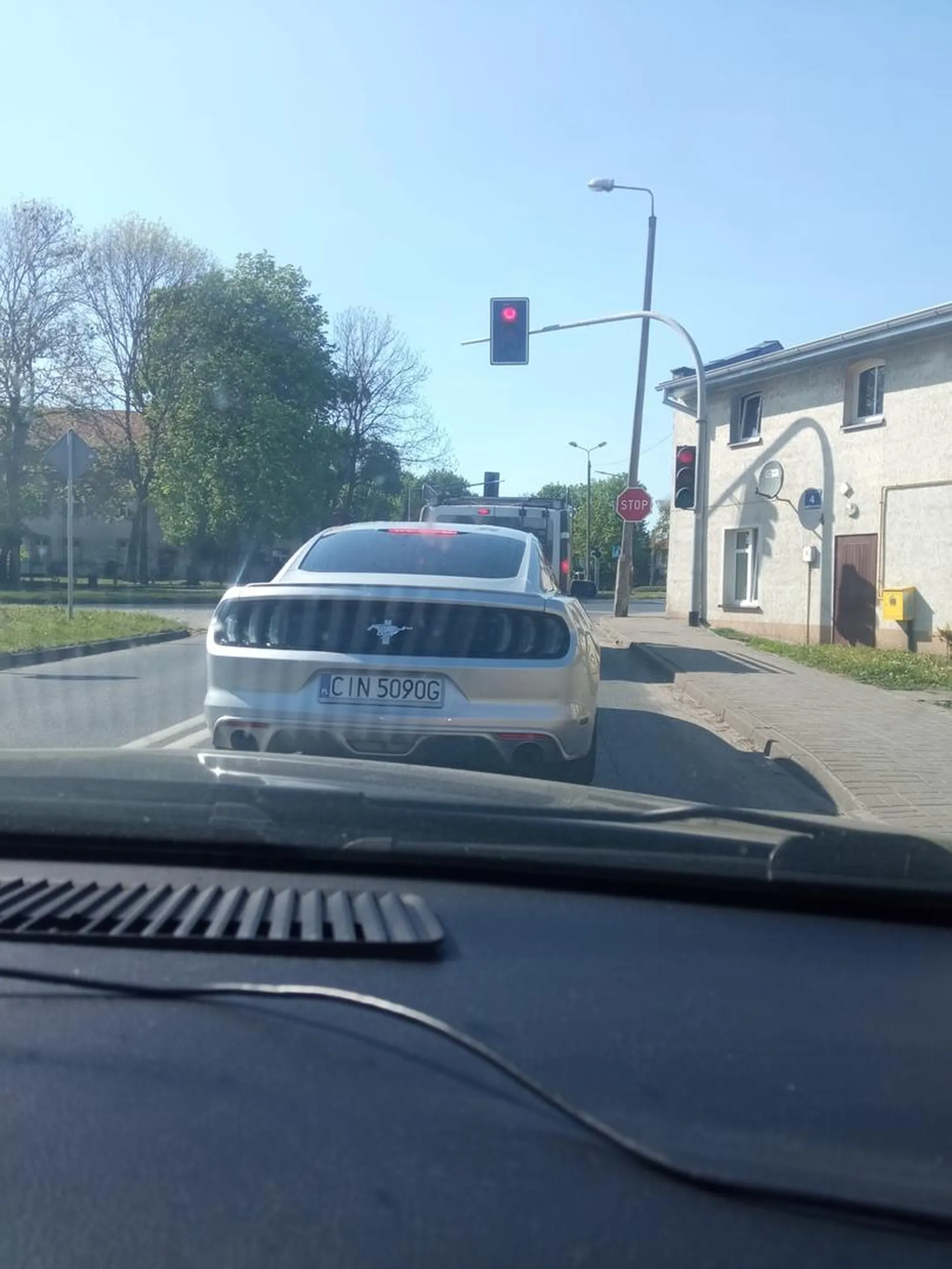 Nie dość że jeździ bez prawa jazdy to na dodatek na zielonym stoi a na czerwonym jedzie, nie szanuje znaku stop, ustąp pierwszeństwa...