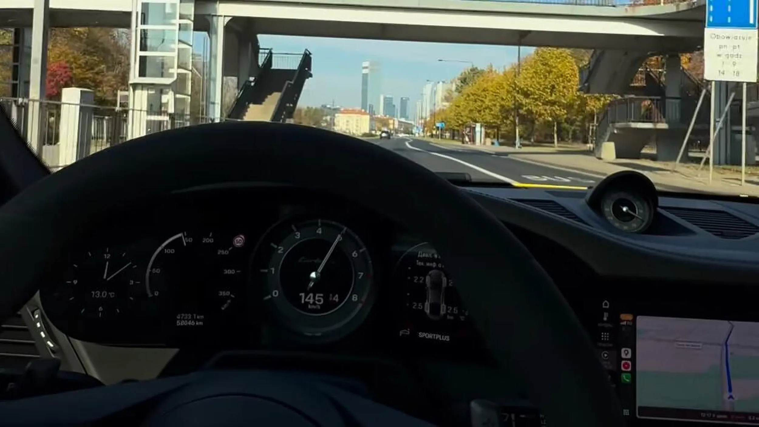 Oleg Horbenko pochwalił się na instagramie jak rozpędza się do 148 km/h w Alei Niepodległości w Warszawie trzymając telefon w ręku i nagrywając. ? 2024.10.26 godzina 12:17 ? Porsche W0PGS ? 2500 zł i 27 punktów karnych