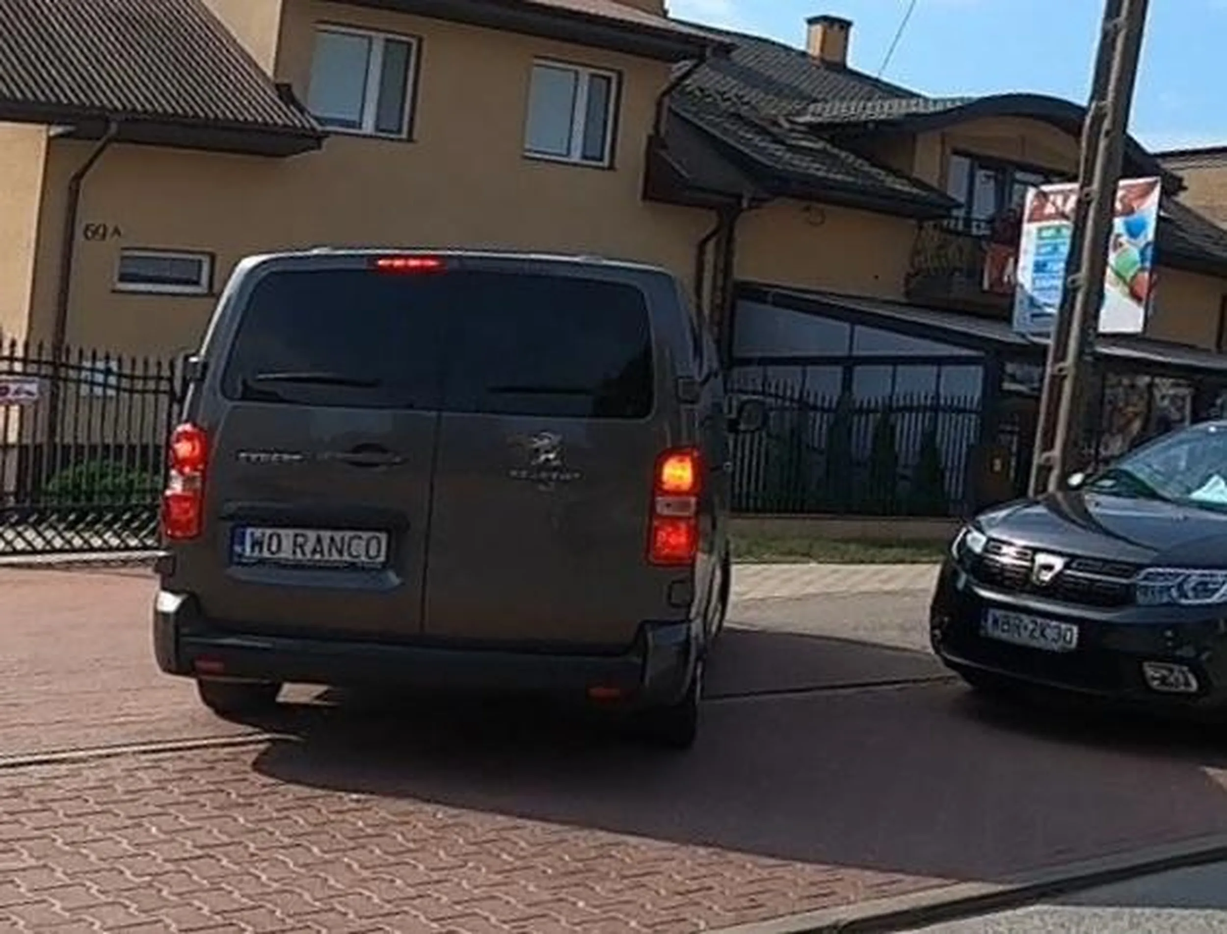 Nie dość że babka zastawiła wjazd, to jeszcze pieszy nie może przejść. Proszę się udać do szkoły, bo widzę że Pani nie potrafi czytać.