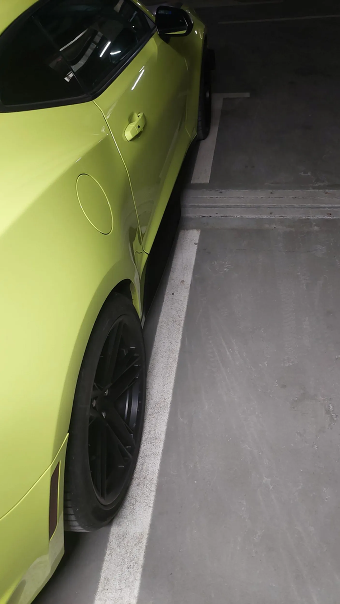 Zaparkowałam ze swoim rocznym dzieckiem, już miałam wysiadać a on zaparkował w taki sposób, że nie mogłam otworzyć drzwi. Prosiłam by odjechał kawałek ale on zaczął krzyczeć, że nie słyszy bo ma "kastomowy wydech i głośno włączoną muzykę" (swoją drogą dobry gust, ich troje słuchał tak, że w całym garażu było słychać). W końcu musiałam z bobaskiem przez bagażnik bo z drugiej strony auta miałam ścianę do której się przytuliłam by zostawić więcej miejsca dla innych parkujących.