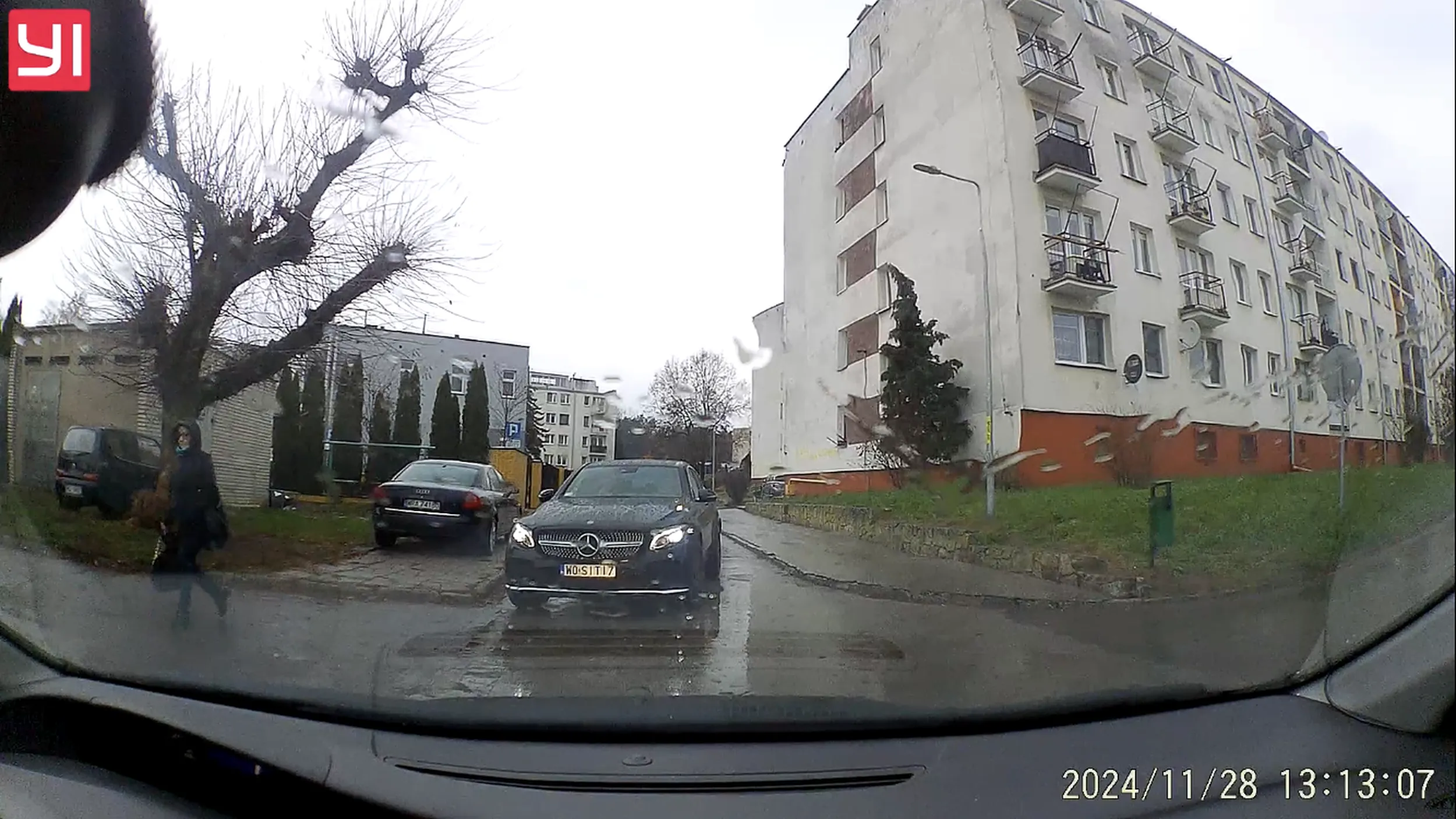 Jazda pod prąd Kierowca wyjechał z parkingu PUP w Pionkach i jechał pod prąd skręcając na myjnie która jest obok.