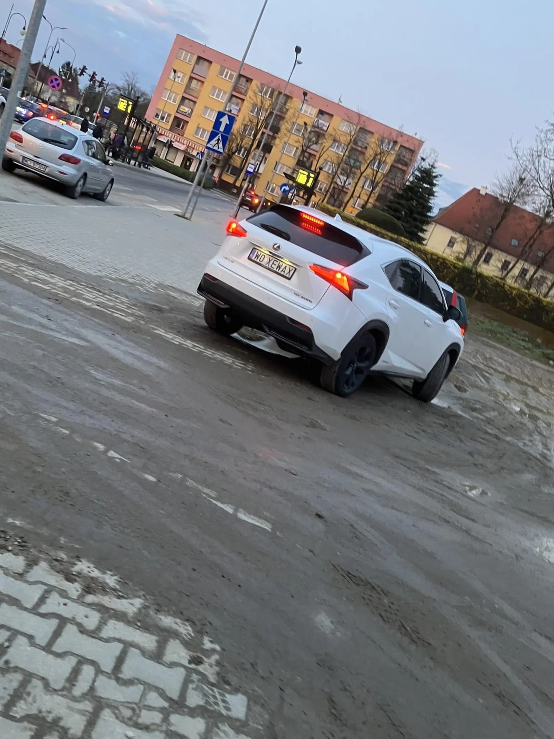 Nie ma to jak zaparkować w poprzek na wyjeździe