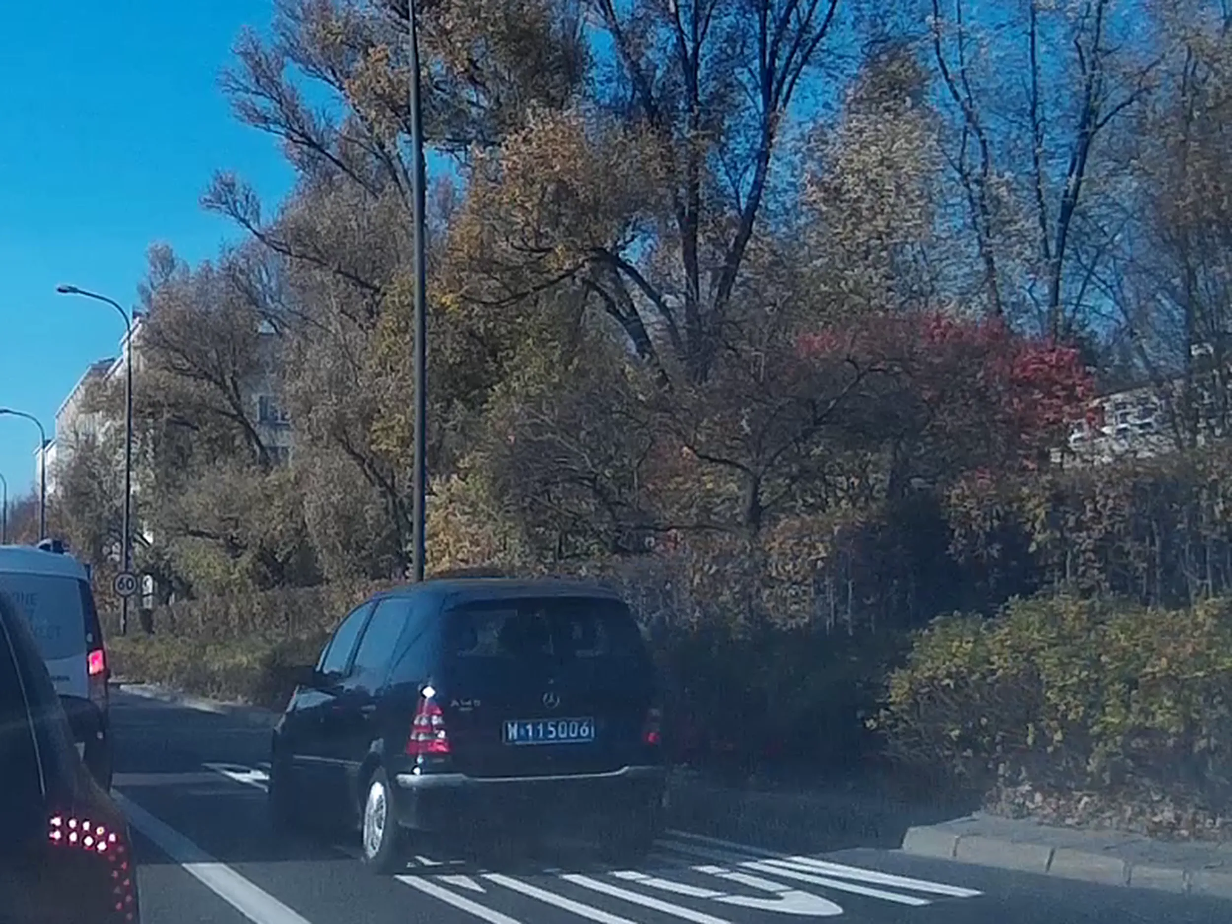 Od kiedy to blachy dyplomatyczne pozwalają jeździć buspasem? No ale czego się spodziewać po murzynie z jakiegoś Senegalu