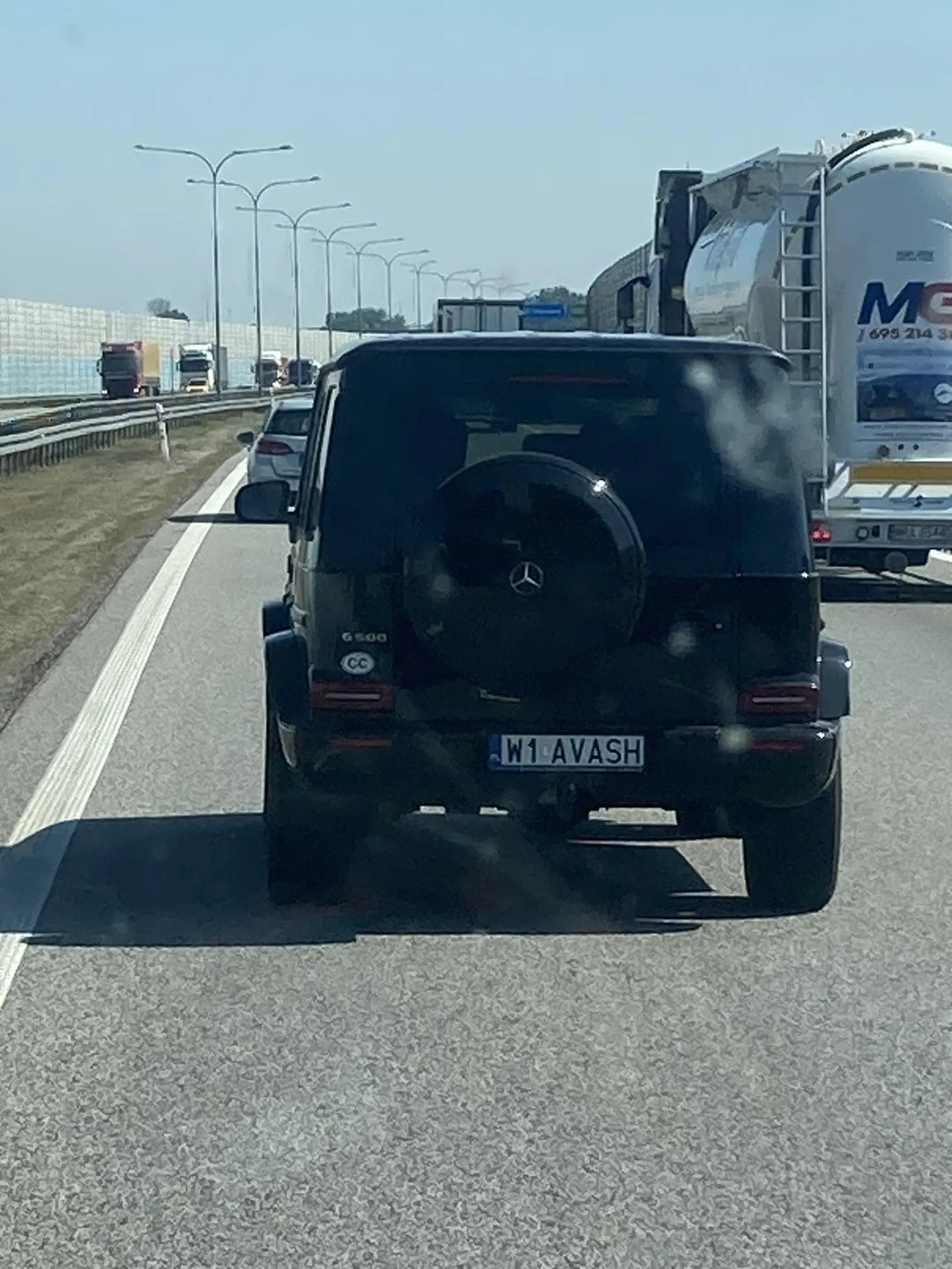 Blokuje Lewy Pas przez 7,5km Nie umożliwiając płynnej jazdy po autostradzie, a jak już zjedzie na prawy pas to nagle przyspiesza Ewidentnie coś z kierowcą jest nie tak