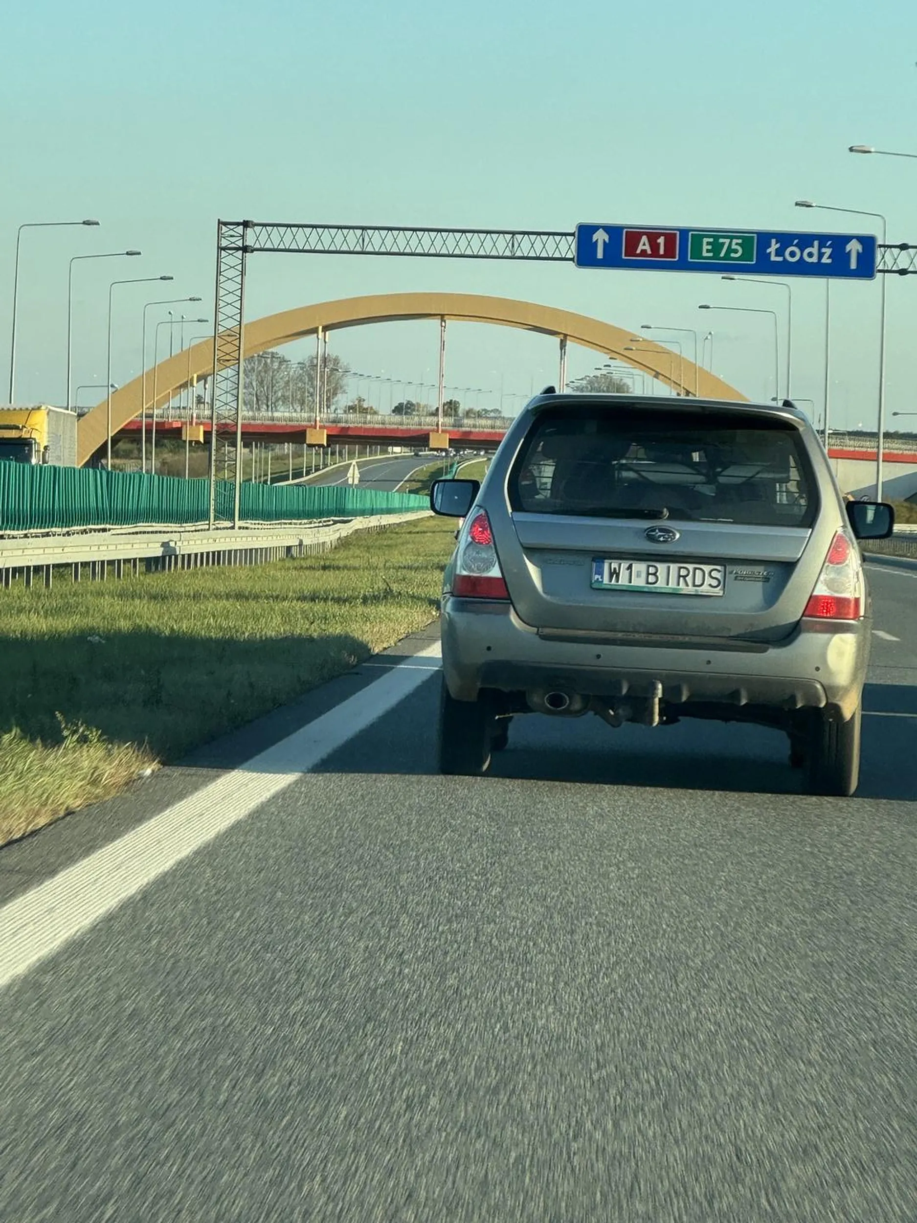 Kilka razy zajeżdża  drogę , wpycha się pod zderzak , wyprzedza prawym pasem na autostradzie 2 krotnie  doprowadzając prawie do kolizji (brakowało kilku cm) więcej pokory i naucz się jeździć bo któregoś dnia w rowie skończysz