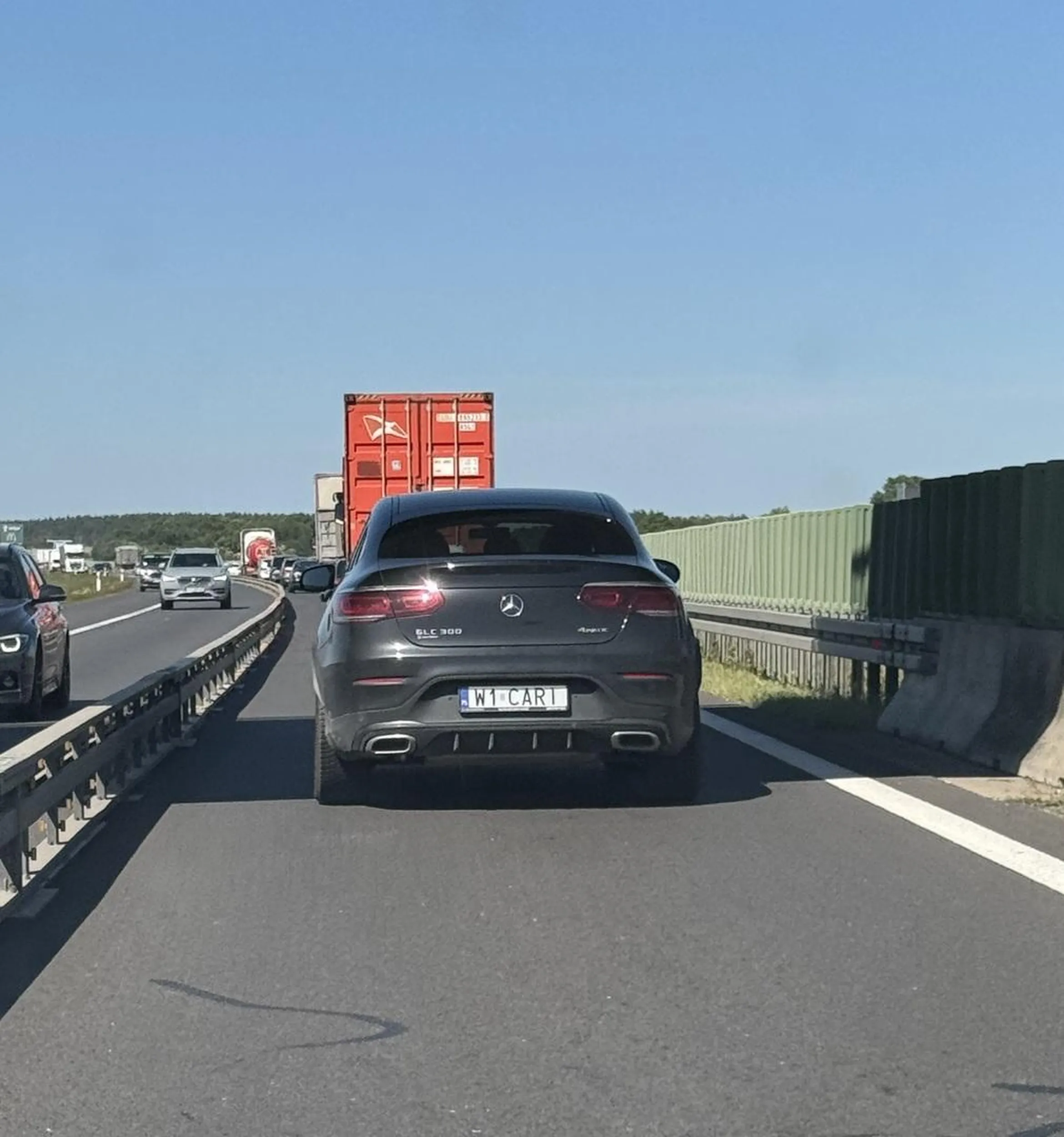 Kierowca nie stosuje sie do obowiazku jazdy na suwak w przypadku zablokowanego pasa - blokuje ruch!