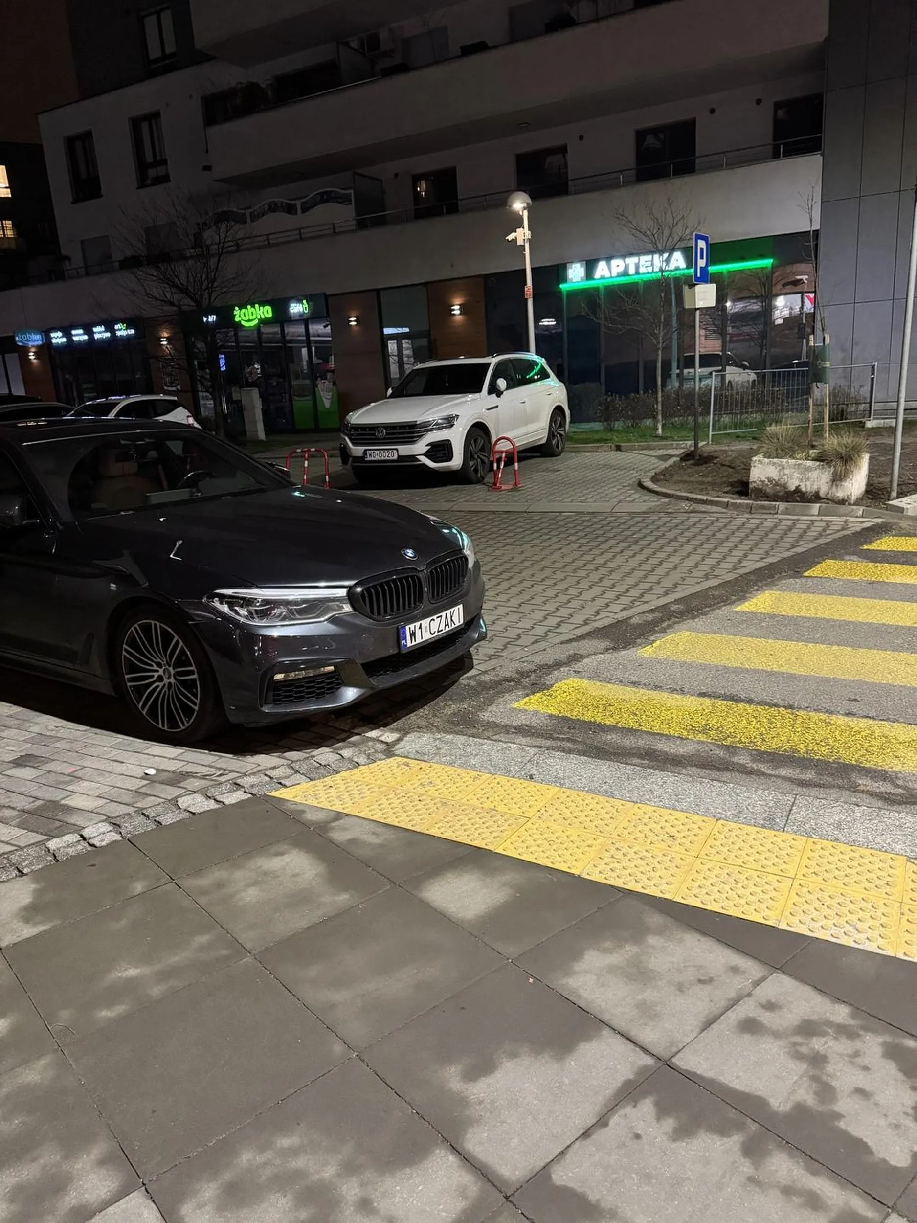 Pięknie zachowana odległość od pasów.