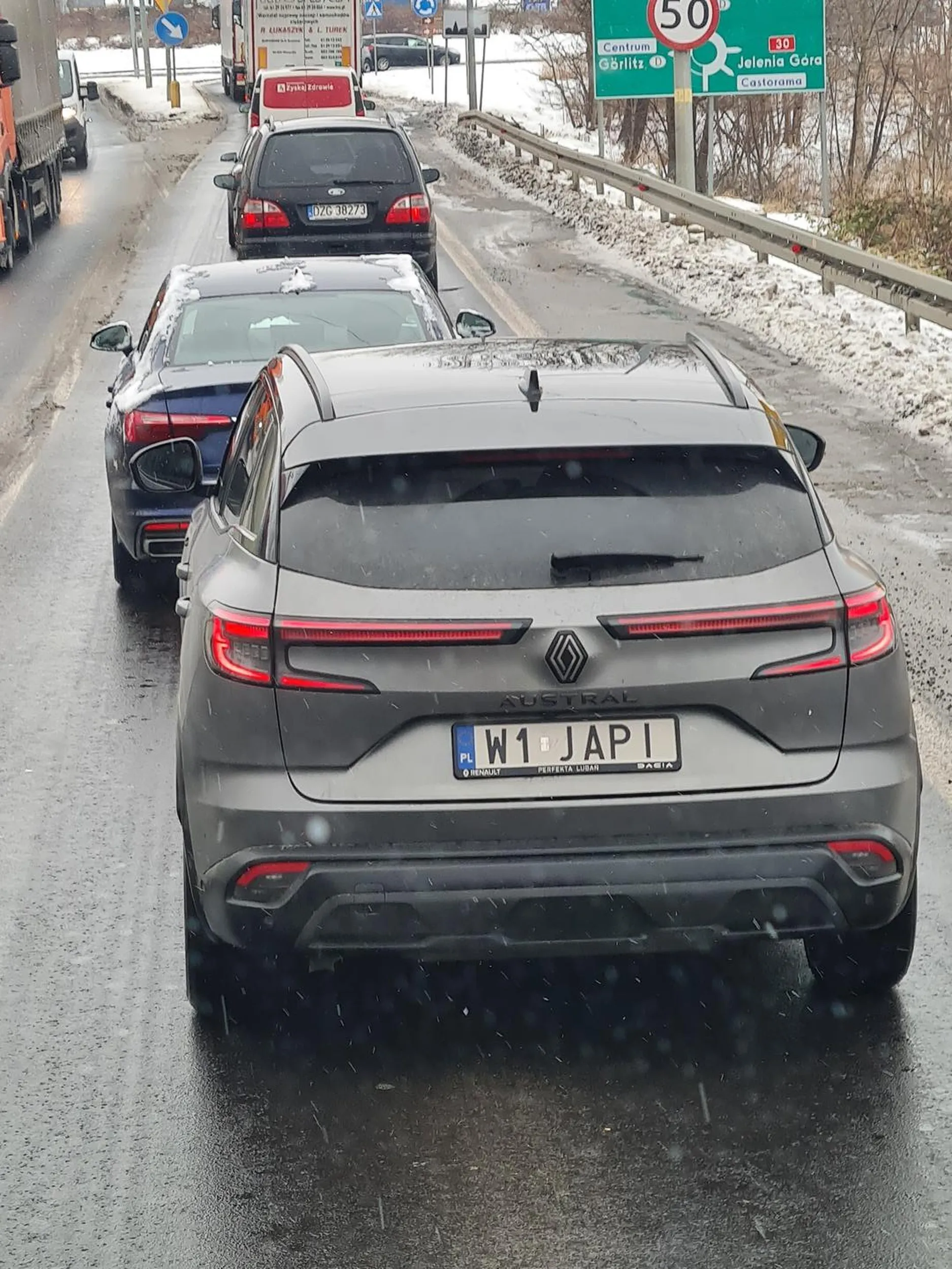 Wpierdala się przed maskę i wymusza pierwszeństwo ciężarówce. Gdybym jechał starą ciężarówką to bym Ci zrobił z dupy garaż ?