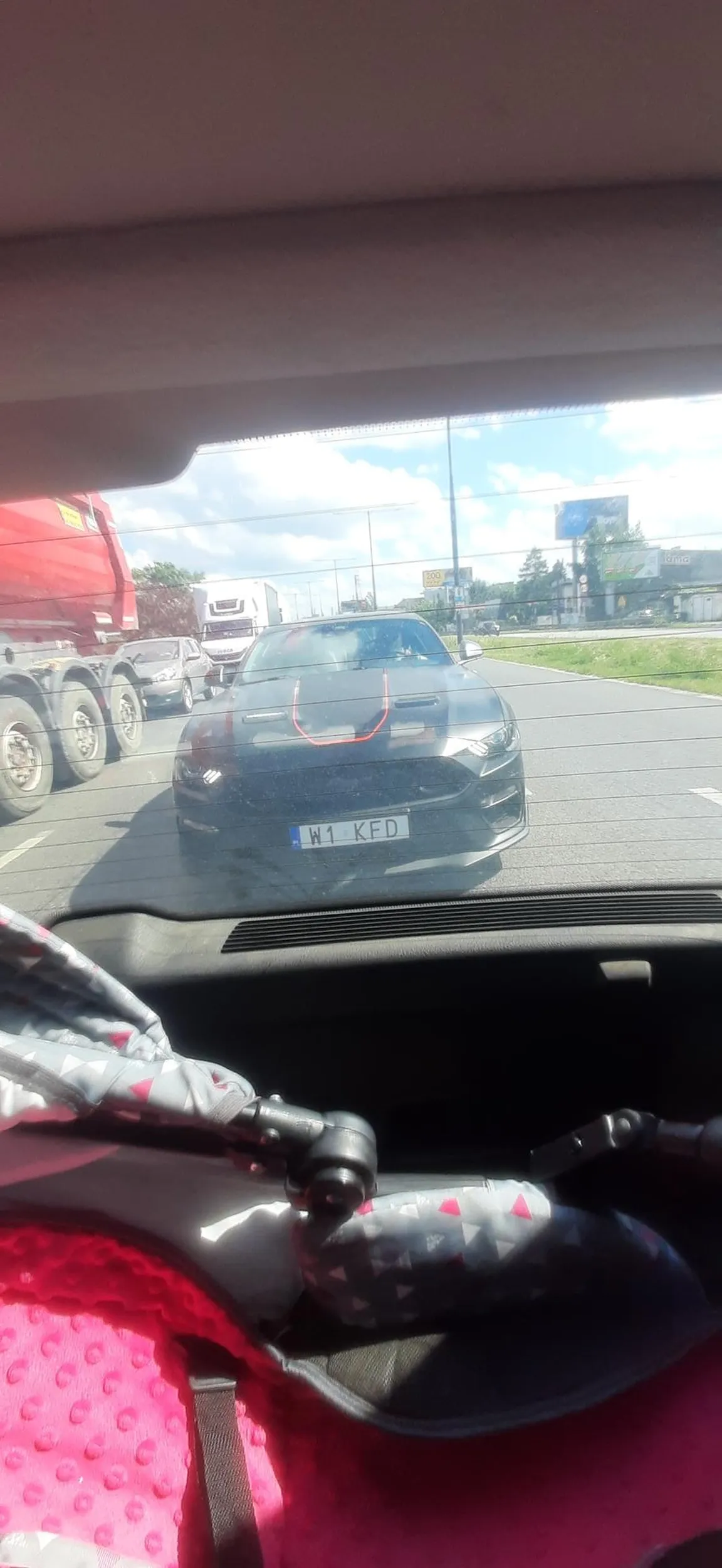 Zmienia pasy ruchu na trasie bez patrzenia w lusterka . Wyjechal prosto pod auto w ktorym byla 3 dzieci i jeszcze ma czelnosc sie burzyc i chamowac specajlnie przed autem ktoremu zajechal droge.... Prawko z czipskow  i mustang w kredycie... żal  oby nikt na typa nie musial trafic bo naprawde nie potrafi jezdzic. Zagrozenie w ruchu