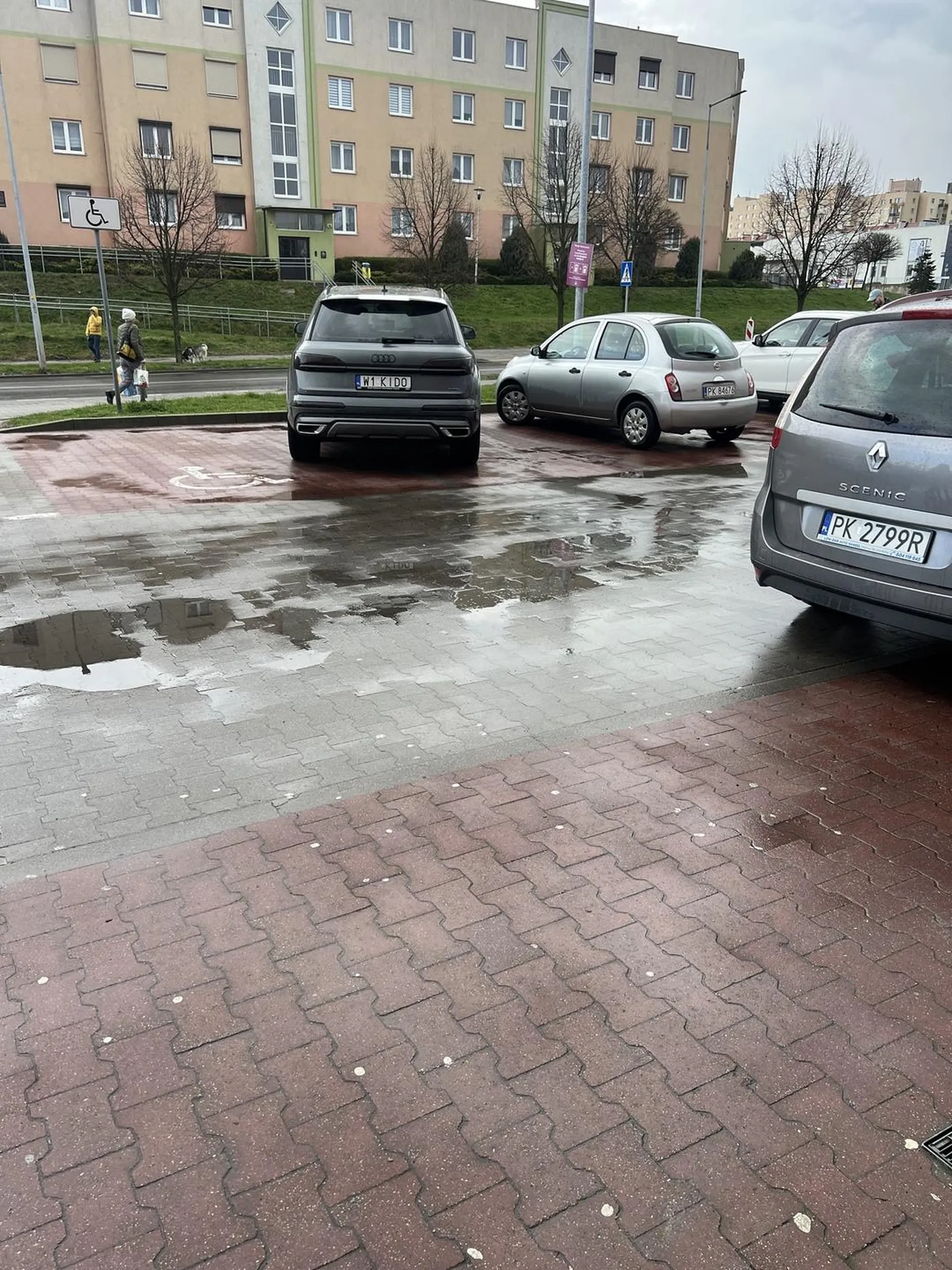 Parkowanie trudna rzecz. Ale żeby na miejscu dla niepełnosprawnych tak stanąć?