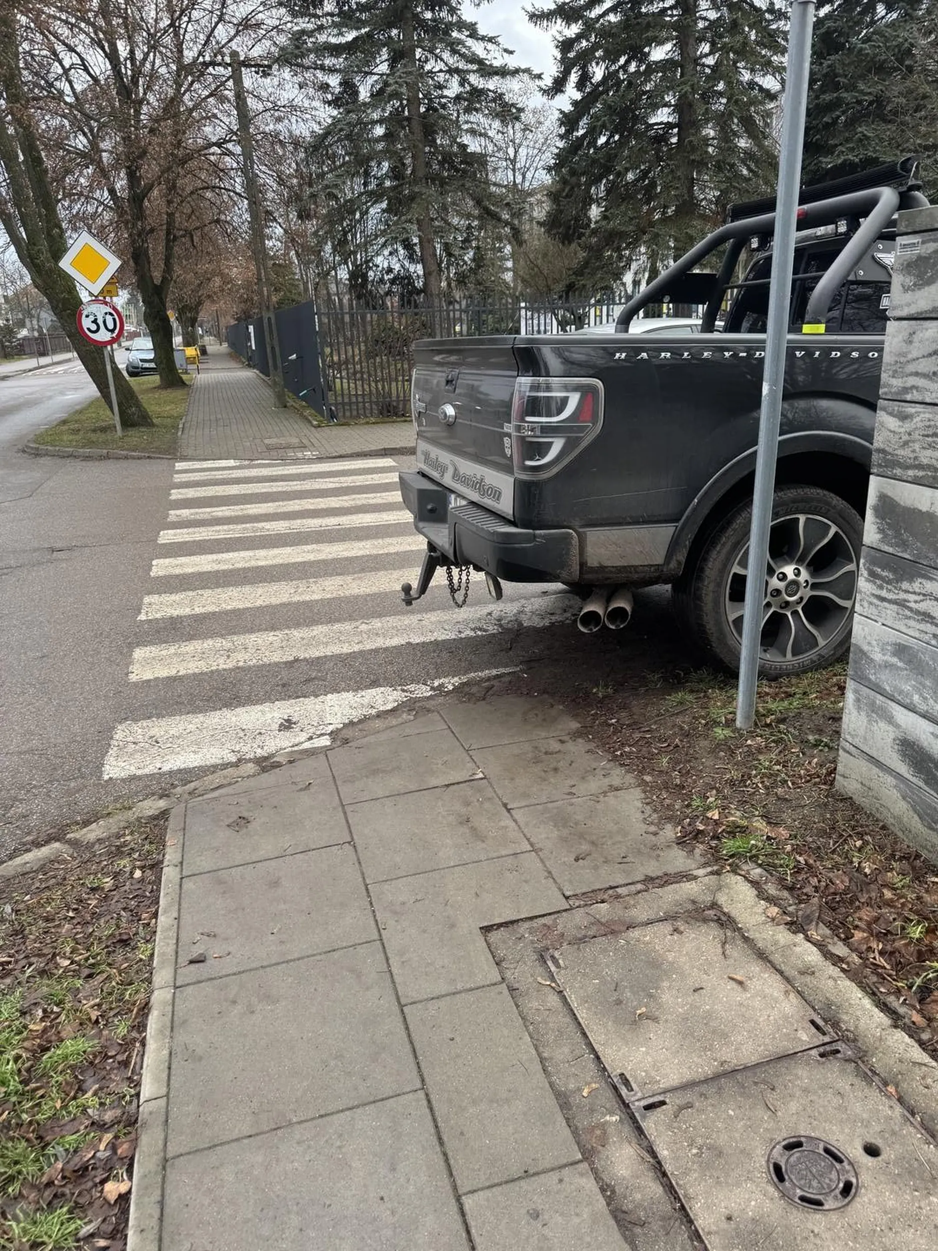 Nazwa nie przypadkowa i te mistyczne 10m od przejścia dla pieszych pod szkołą.