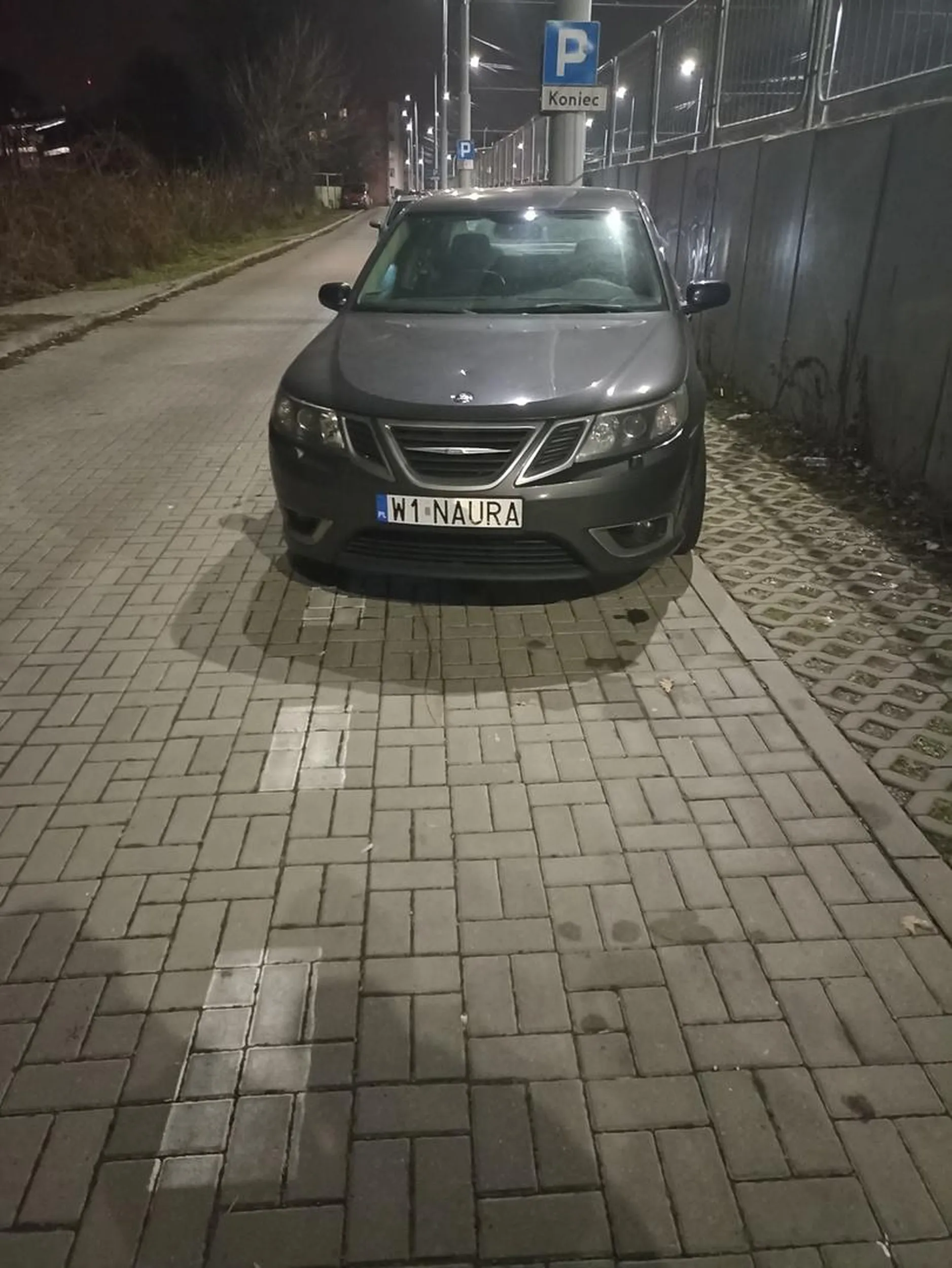 Człowiek ma problem z parkowaniem. Już po raz kolejny to samo. Ta biała linia to chyba coś znaczy. Naucz się parkować normalnie bo ktoś cię kiedyś przerysuje na pewno))