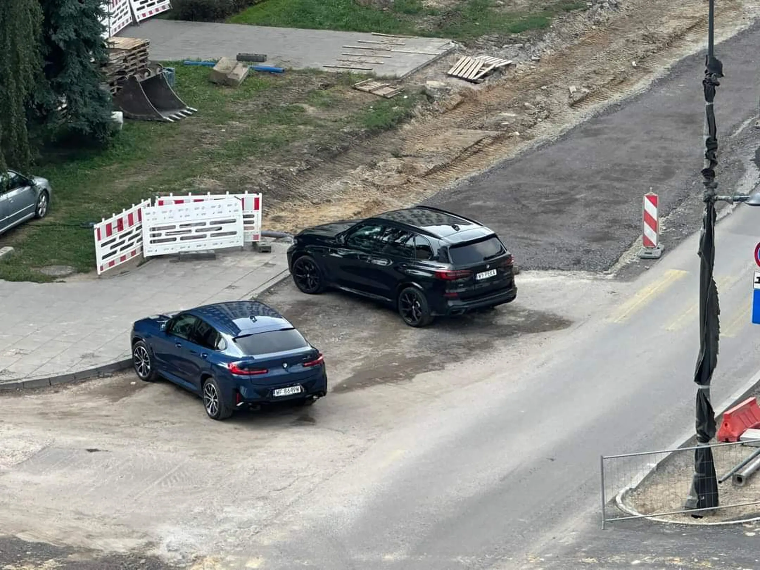 Tak się parkuje - na przejściu.