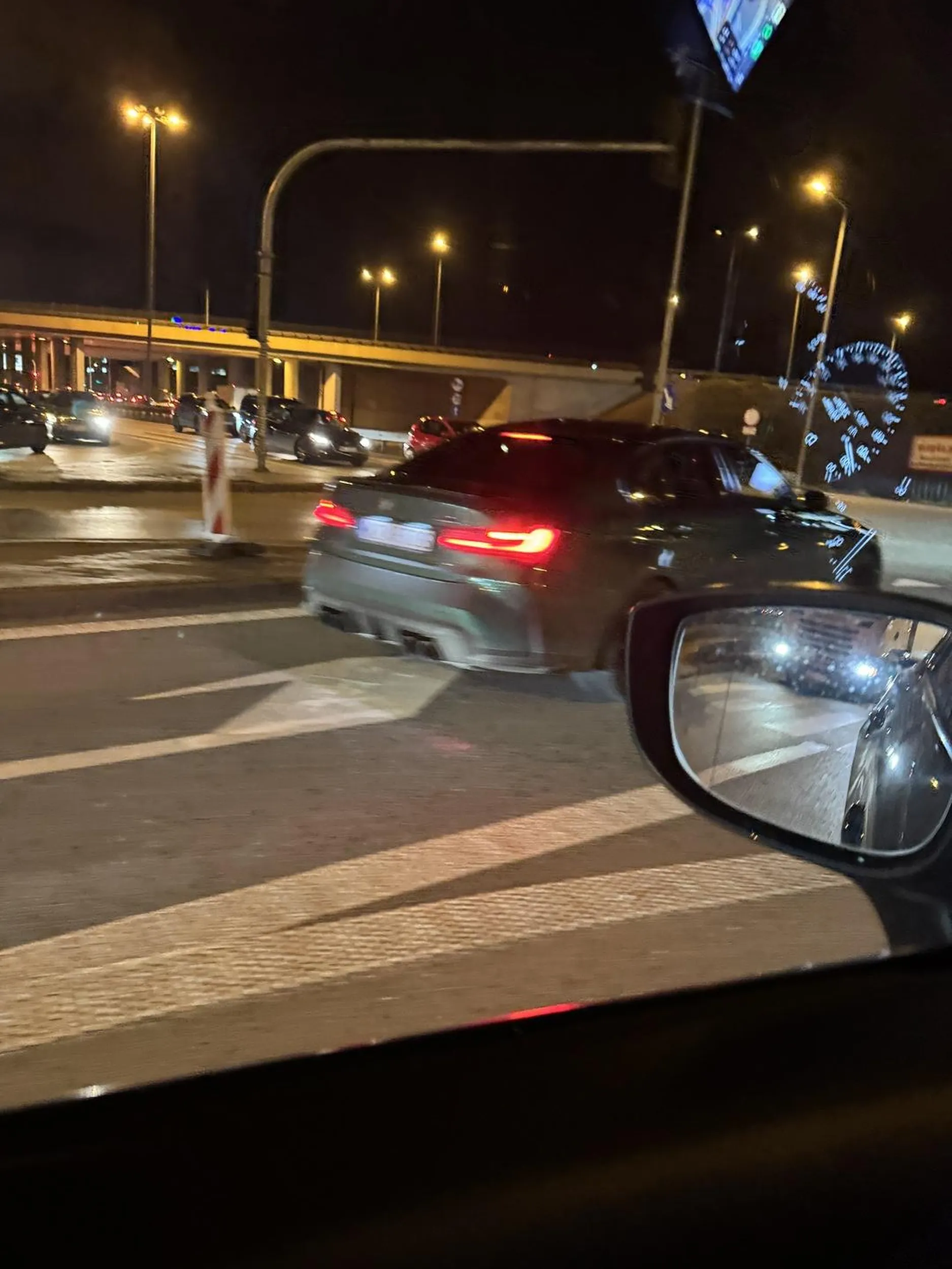 Jak większość kierowców Bmw nie uznaje kierunkowskazów, wpycha się na do kolejki do zjazdu z autostrady i przed świałami wjeźdza za sygnalizator, bo wiadomo że nie będzie stał jak plebs. Posiadanie marki BMW to w Polsce stan umysłu. Żadna inna marka nie przyciąga tylu mongołów i chamów