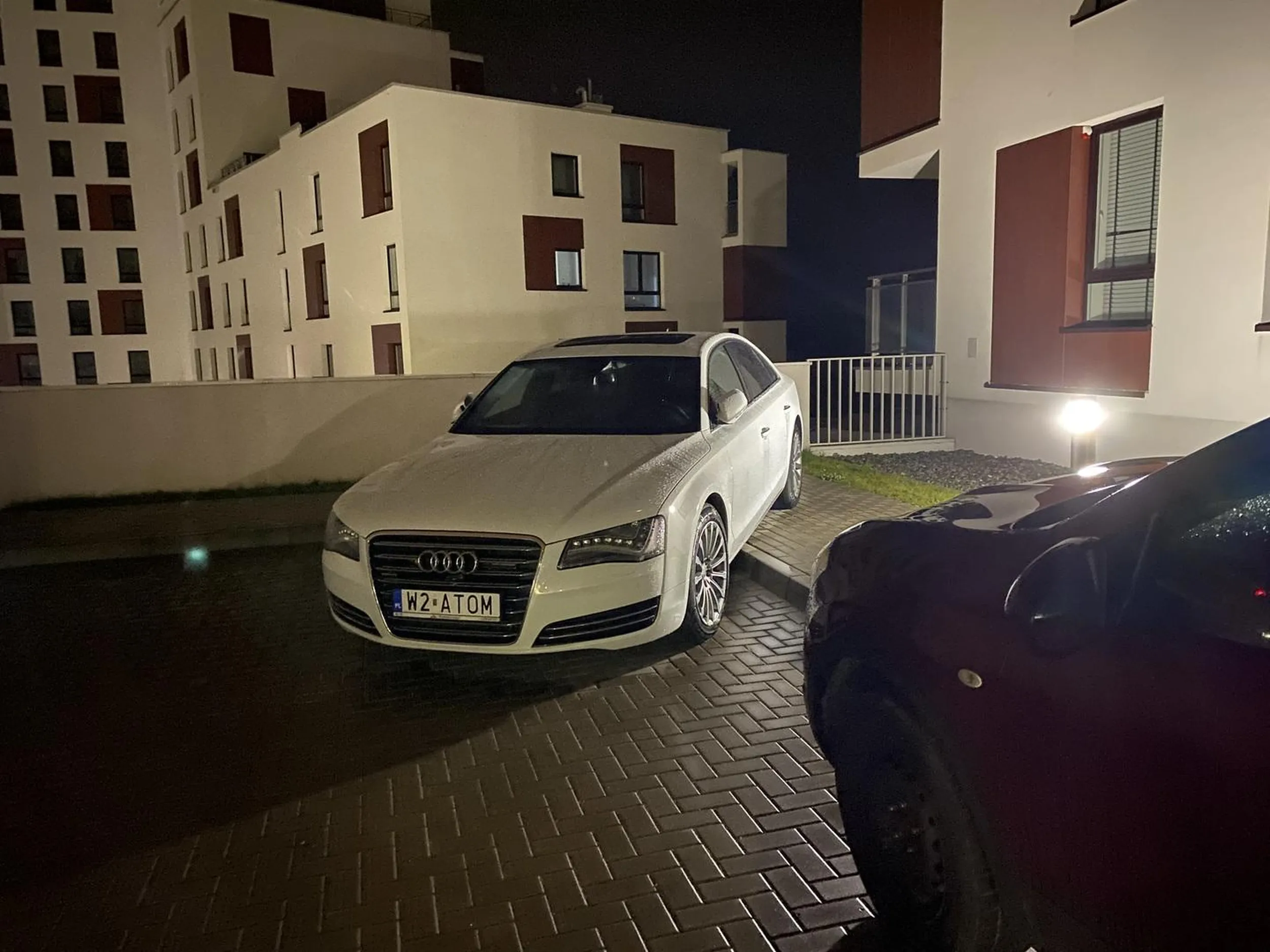 Burak parkuje po chodnikach jak popadnie blokując inne miejsca parkingowe