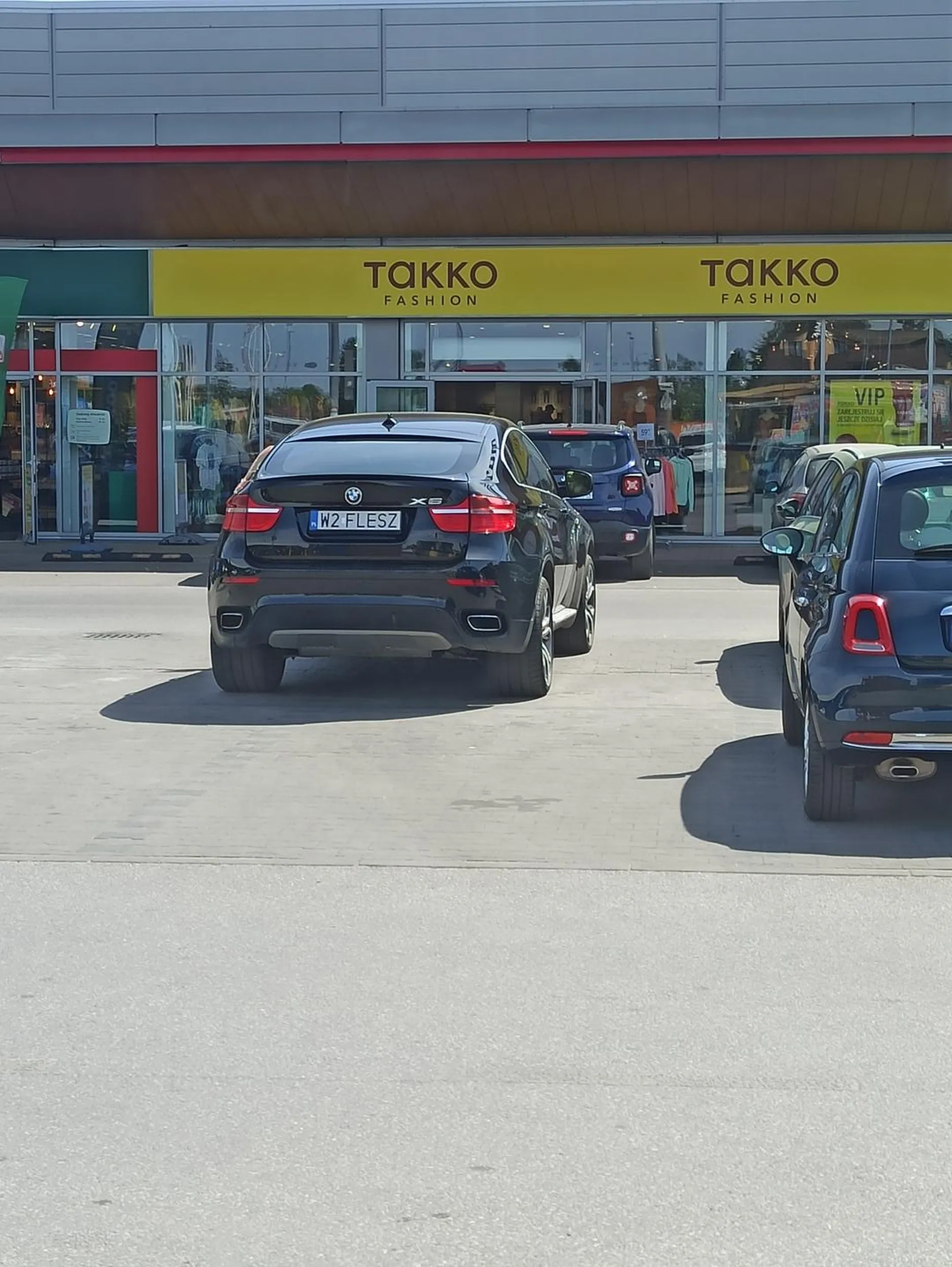 Typowa blondynka która nie potrafi parkować  na wyznaczonych miejscach :)