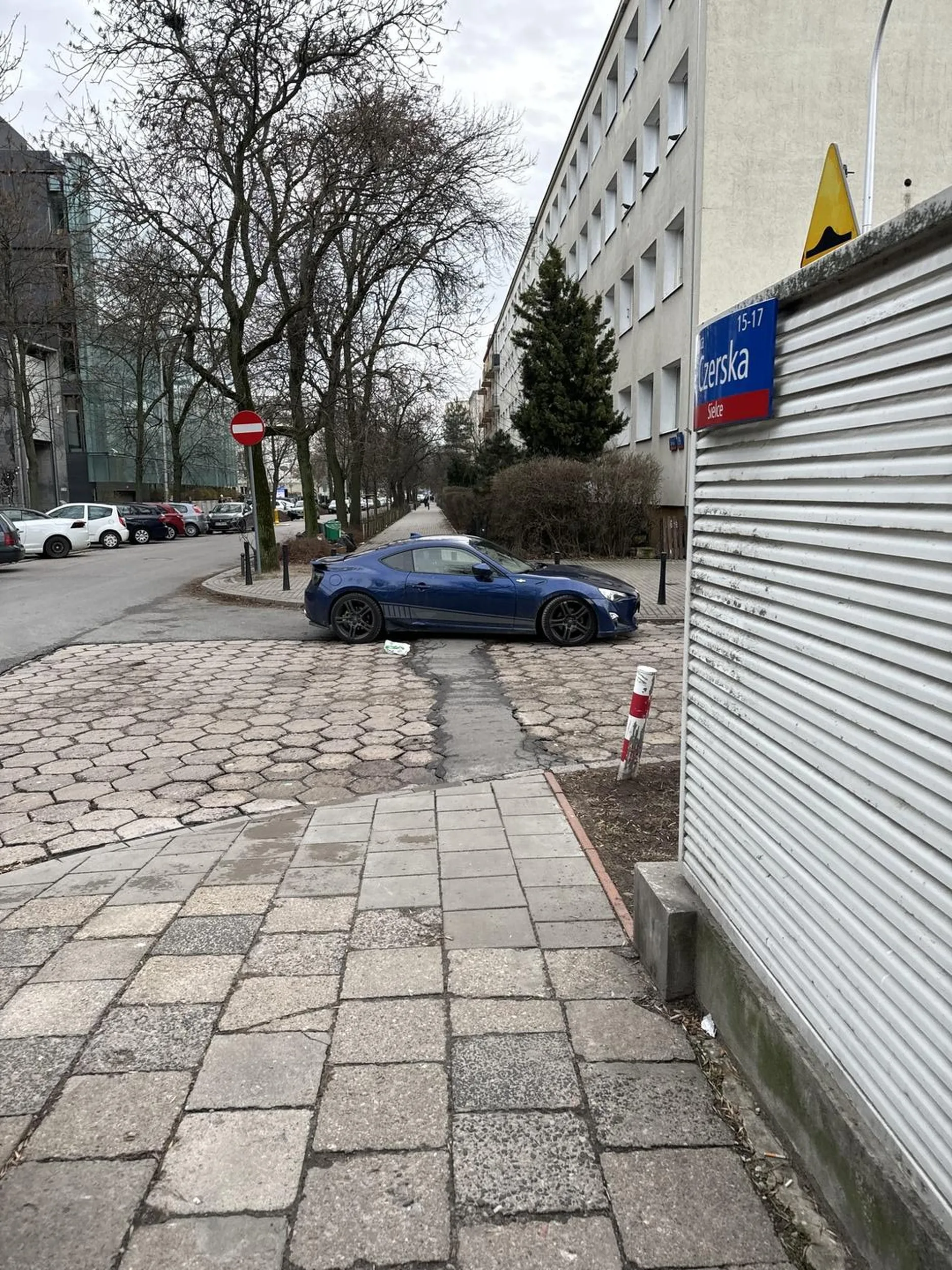 Takiego barana nie widzialem dawno. Do tego chwali sie ze rudy… parkuje tak codziennie. Do tego wyprzedza na pasach i wymija pieszych na pasach.