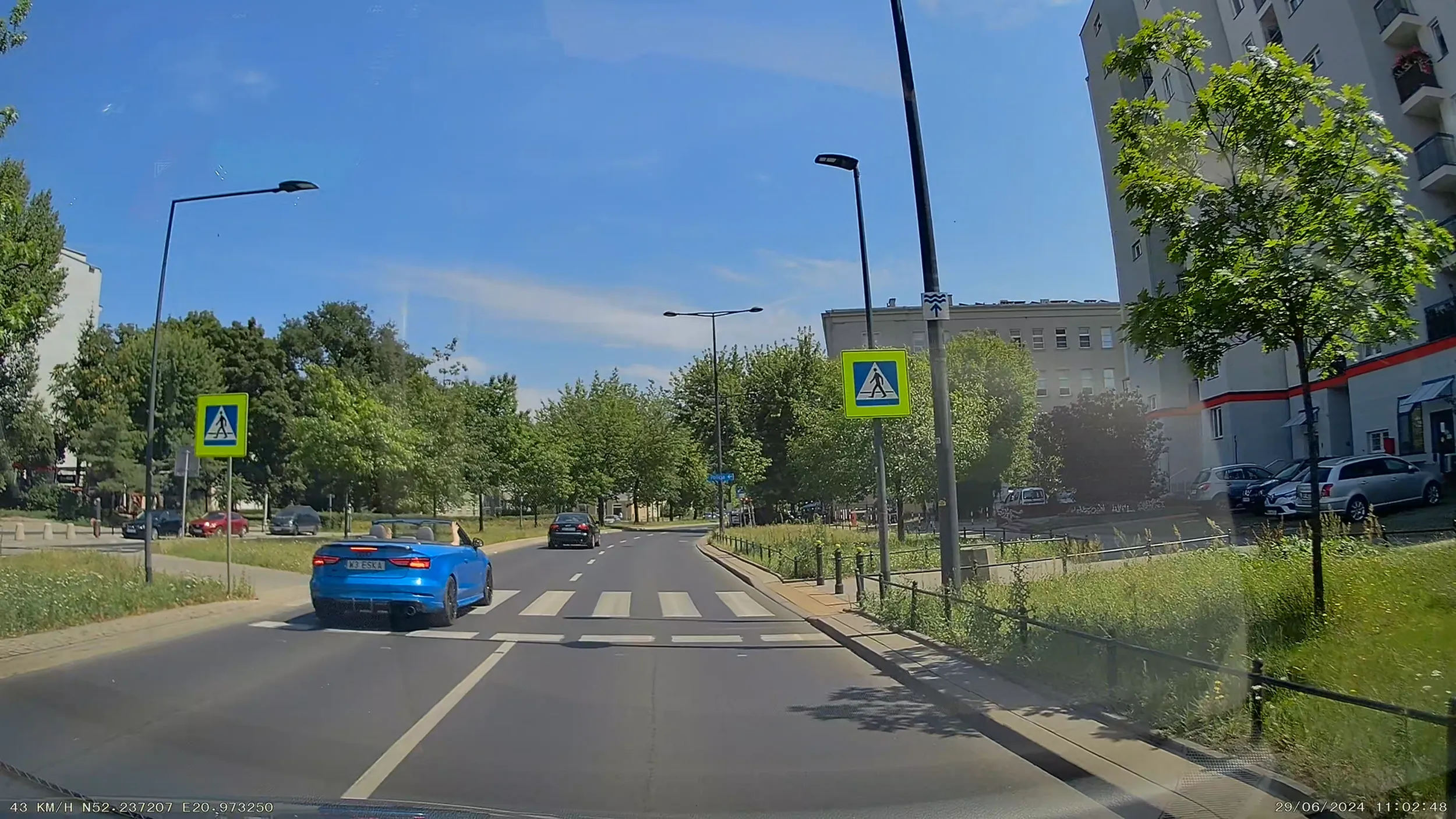 Niestety ziomuś nie wie, że się nie wyprzedza przed przejściem dla pieszych