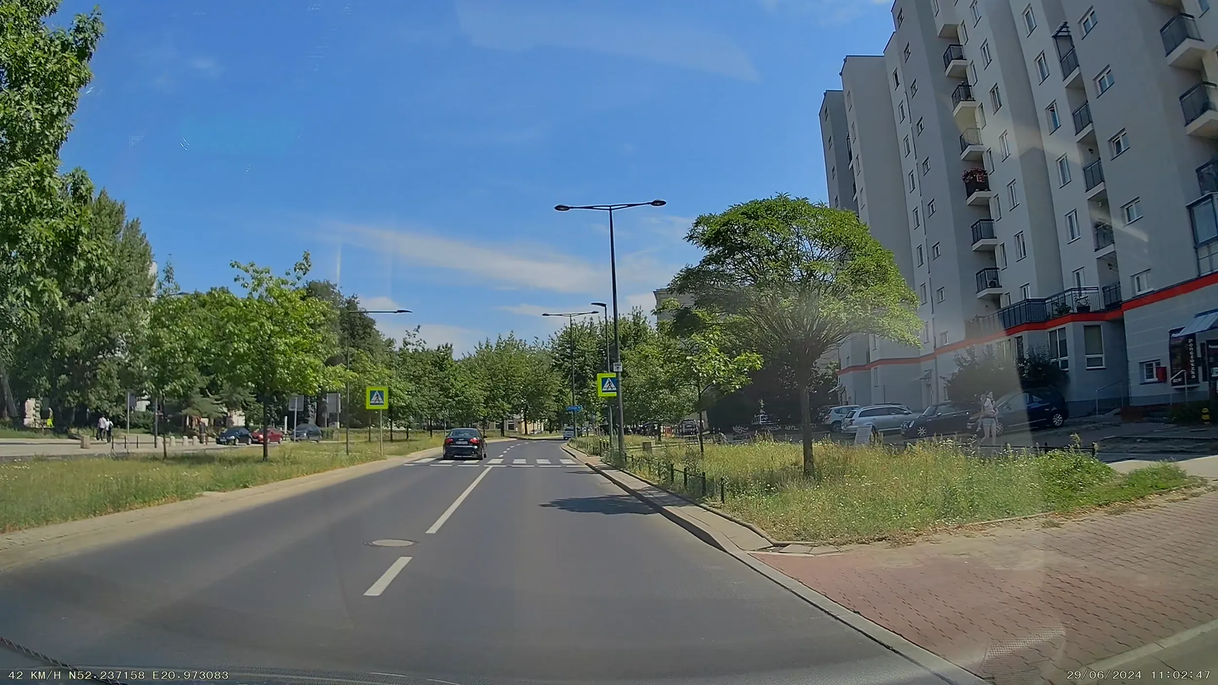 Niestety ziomuś nie wie, że się nie wyprzedza przed przejściem dla pieszych