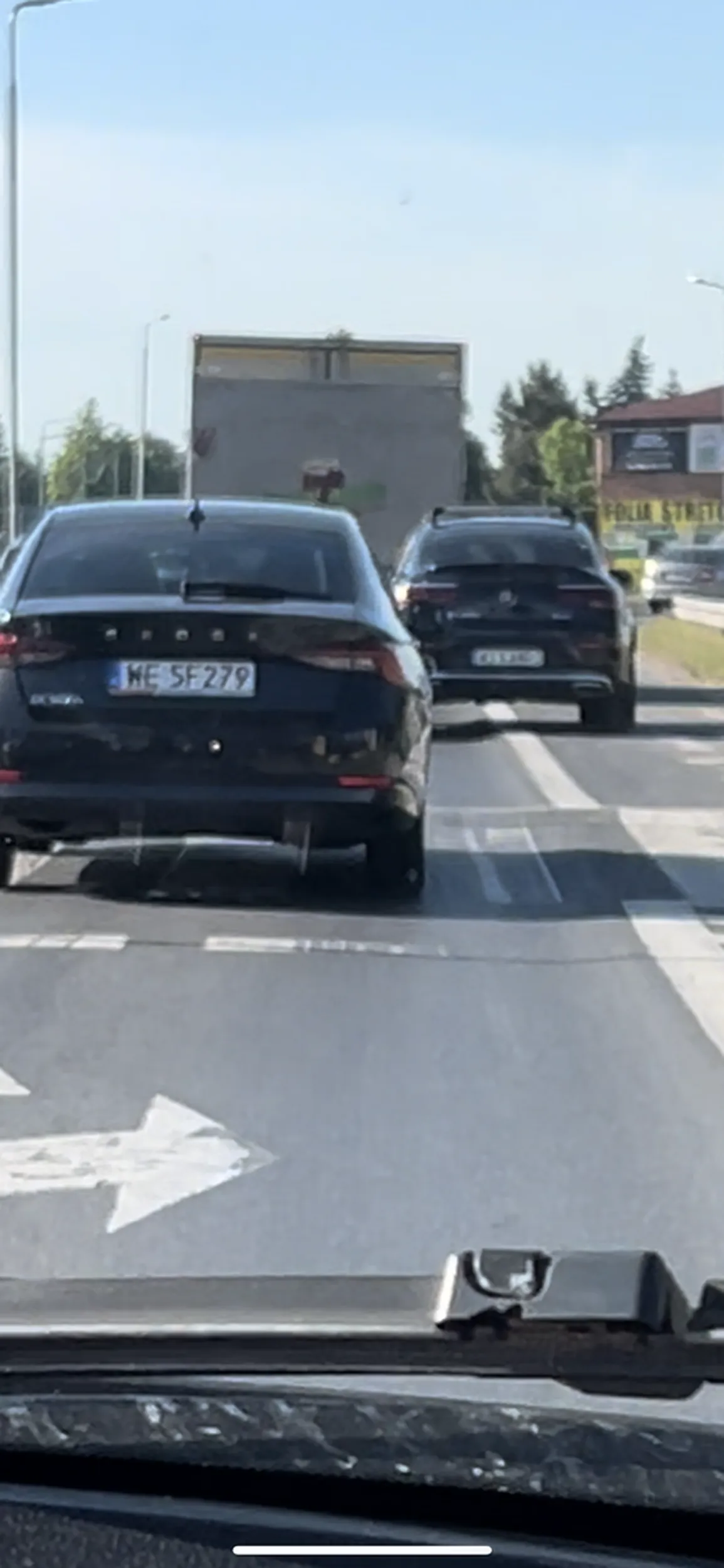 Nie wyprzedza się pasem awaryjnym i przystankiem