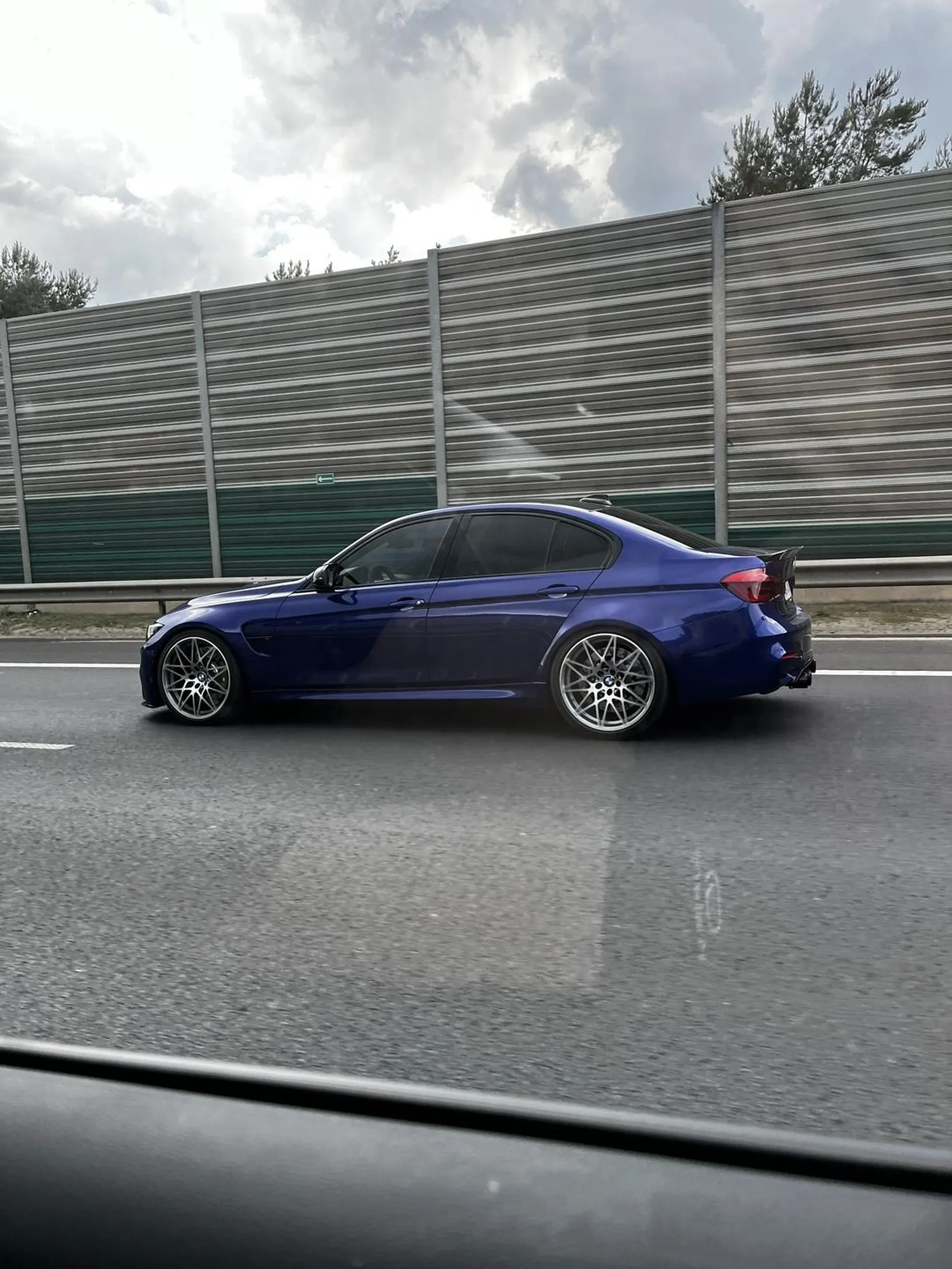 Przepiękna była, jednak żółte lampy do granatowego lakieru robią robotę